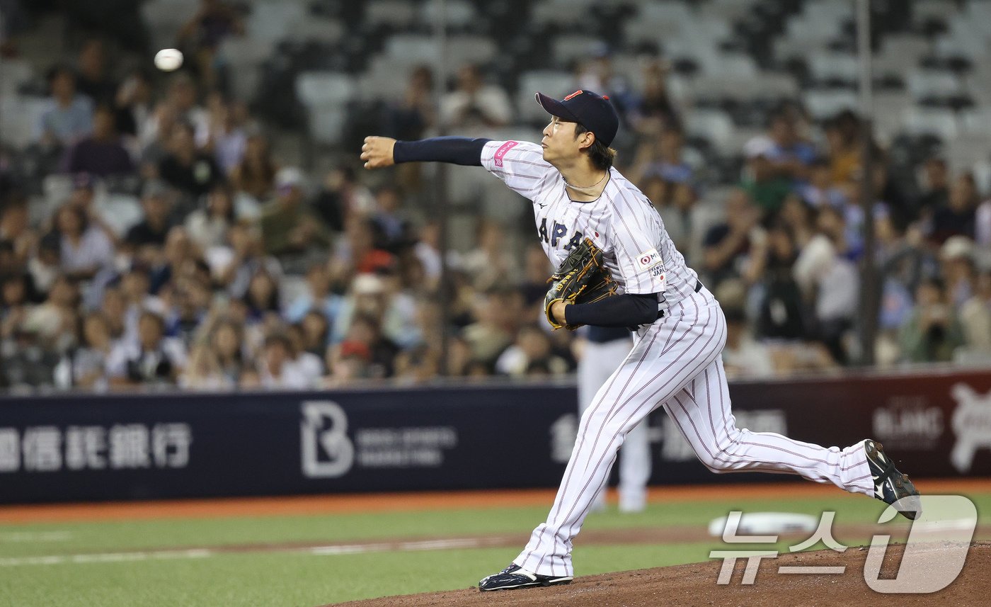 15일&#40;현지시간&#41; 오후 대만 타이베이시 타이베이돔에서 열린 2024 WBSC 프리미어12 B조 예선 대한민국과 일본의 경기, 1회초 일본 선발 히로토 다카하시가 공을 던지고 있다. 2024.11.15/뉴스1 ⓒ News1 장수영 기자