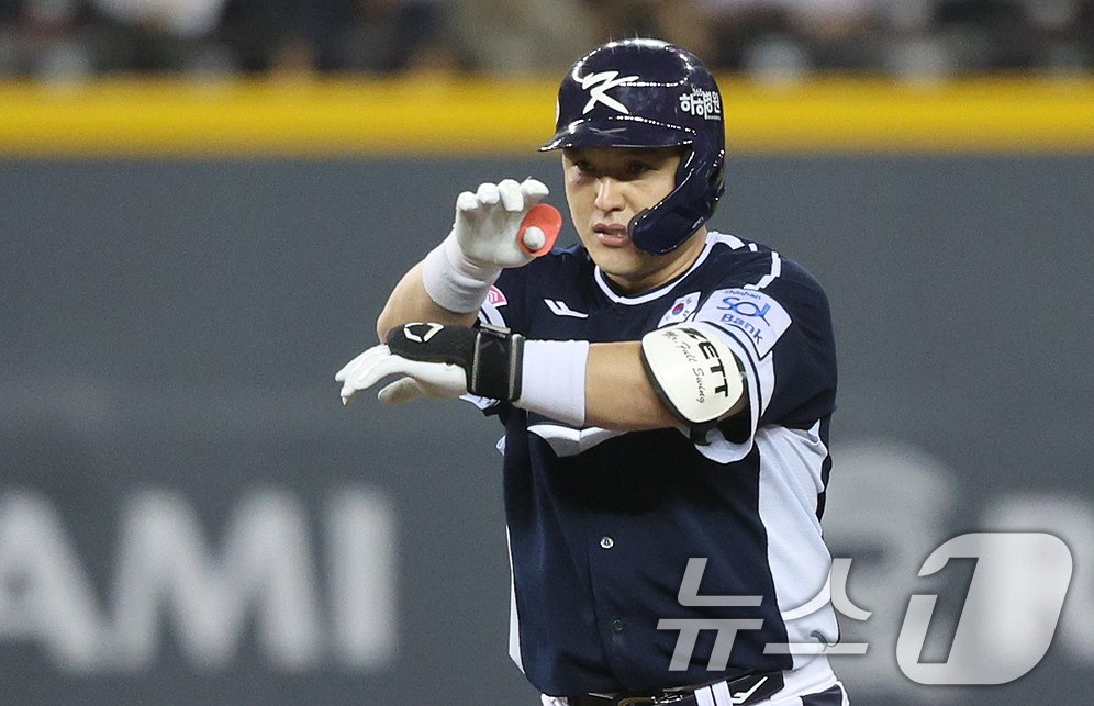 본문 이미지 - 15일(현지시간) 오후 대만 타이베이시 타이베이돔에서 열린 2024 WBSC 프리미어12 B조 예선 대한민국과 일본의 경기, 2회초 대한민국 공격 1사 상황에서 2루타를 친 박동원이 아파트 세리머니를 하고 있다. 2024.11.15/뉴스1 ⓒ News1 장수영 기자