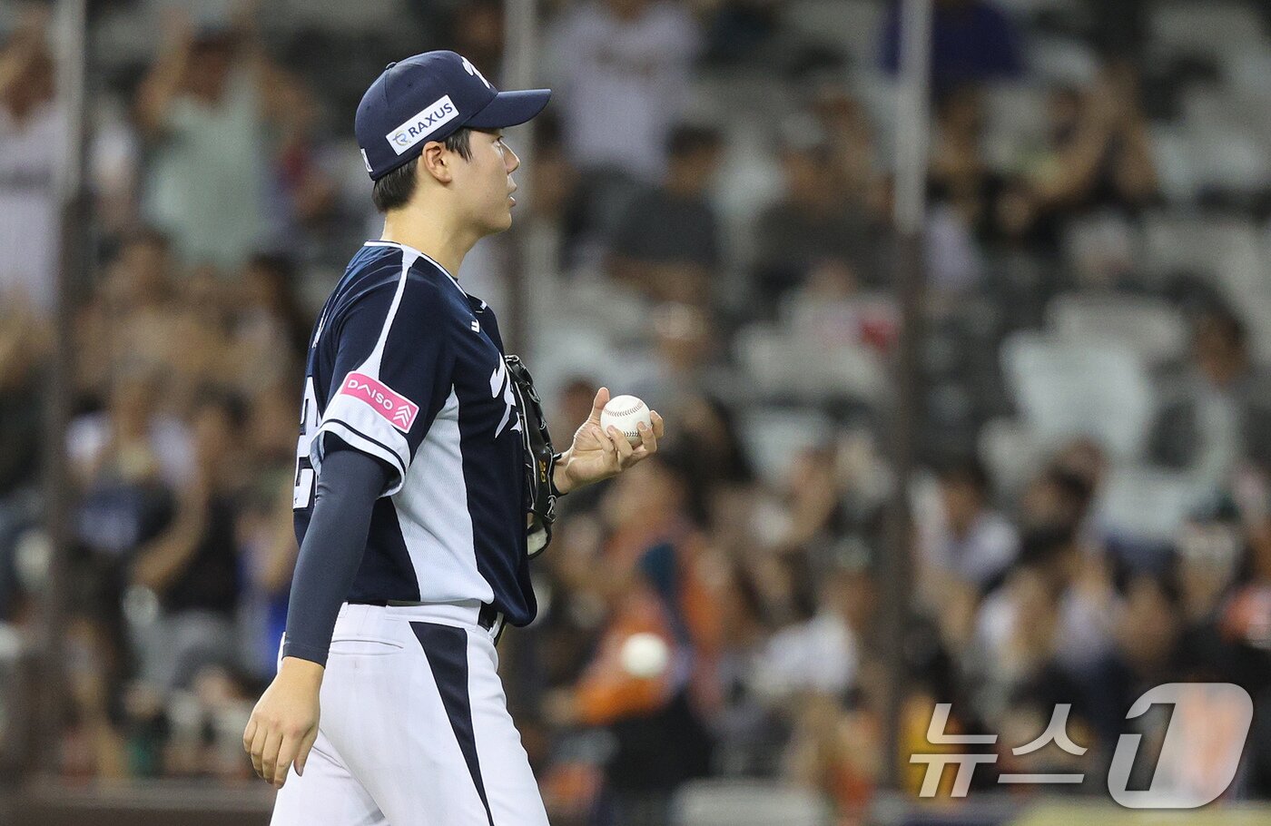 15일&#40;현지시간&#41; 오후 대만 타이베이시 타이베이돔에서 열린 2024 WBSC 프리미어12 B조 예선 대한민국과 일본의 경기, 2회말 일본 공격 2사 2, 3루 상황에서 구레야바시의 안타로 2실점한 최승용이 아쉬워하고 있다. 2024.11.15/뉴스1 ⓒ News1 장수영 기자