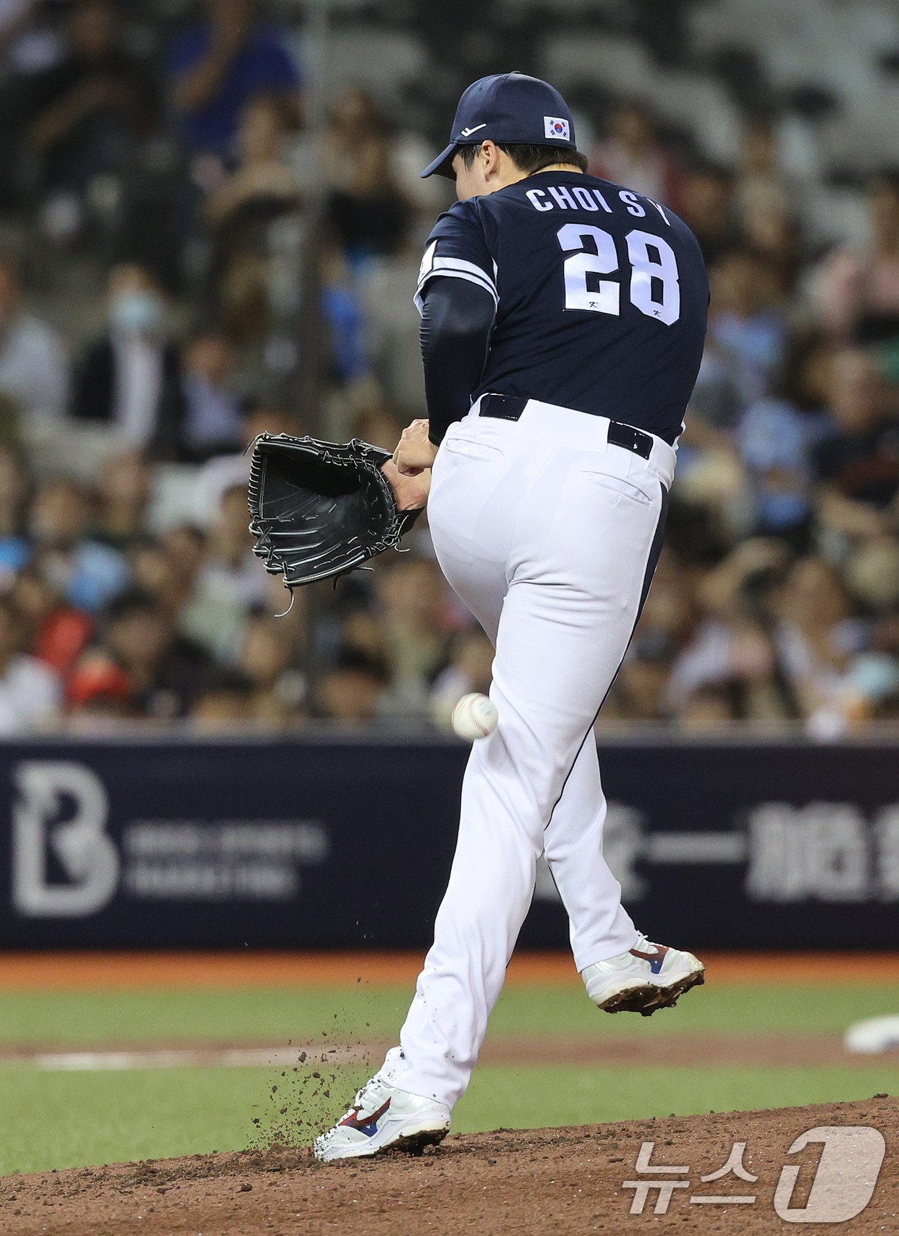 15일&#40;현지시간&#41; 오후 대만 타이베이시 타이베이돔에서 열린 2024 WBSC 프리미어12 B조 예선 대한민국과 일본의 경기, 2회말 일본공격 2사 1루 상황에서 대한민국 선발 최승용이 사카쿠라의 내야안타에 맞고 있다. 2024.11.15/뉴스1 ⓒ News1 장수영 기자