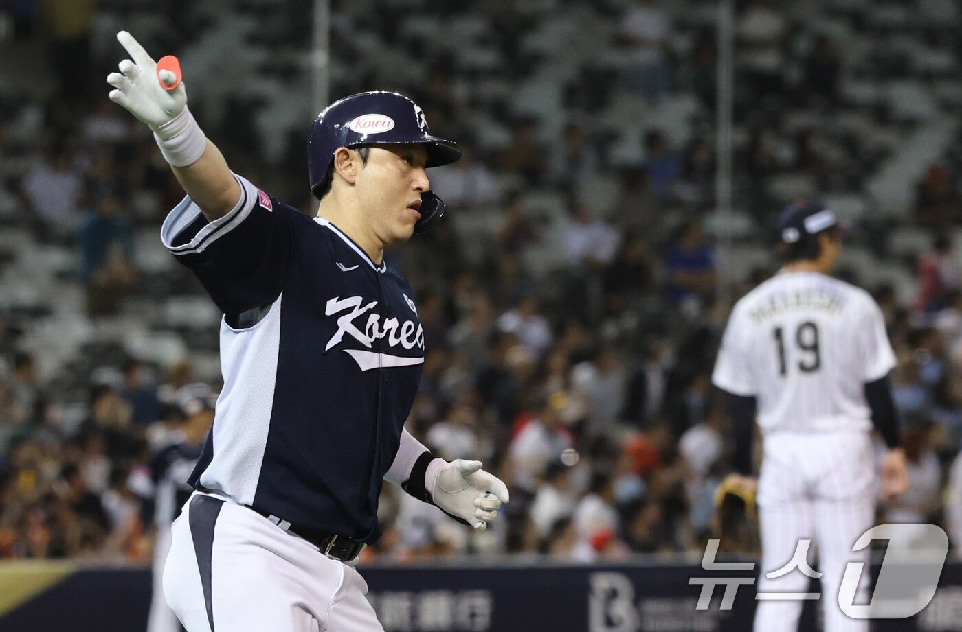 본문 이미지 - 15일&#40;현지시간&#41; 오후 대만 타이베이시 타이베이돔에서 열린 2024 WBSC 프리미어12 B조 예선 대한민국과 일본의 경기, 4회초 대한민국 공격 1사 상황에서 솔로홈런을 친 대한민국 박동원이 세리머니를 하며 홈을 향해 달리고 있다. 2024.11.15/뉴스1 ⓒ News1 장수영 기자
