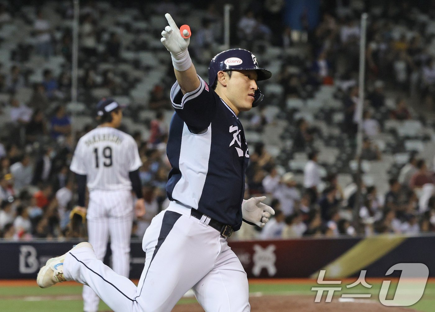 15일&#40;현지시간&#41; 오후 대만 타이베이시 타이베이돔에서 열린 2024 WBSC 프리미어12 B조 예선 대한민국과 일본의 경기, 4회초 대한민국 공격 1사 상황에서 솔로홈런을 친 대한민국 박동원이 세리머니를 하며 홈을 향해 달리고 있다. 2024.11.15/뉴스1 ⓒ News1 장수영 기자