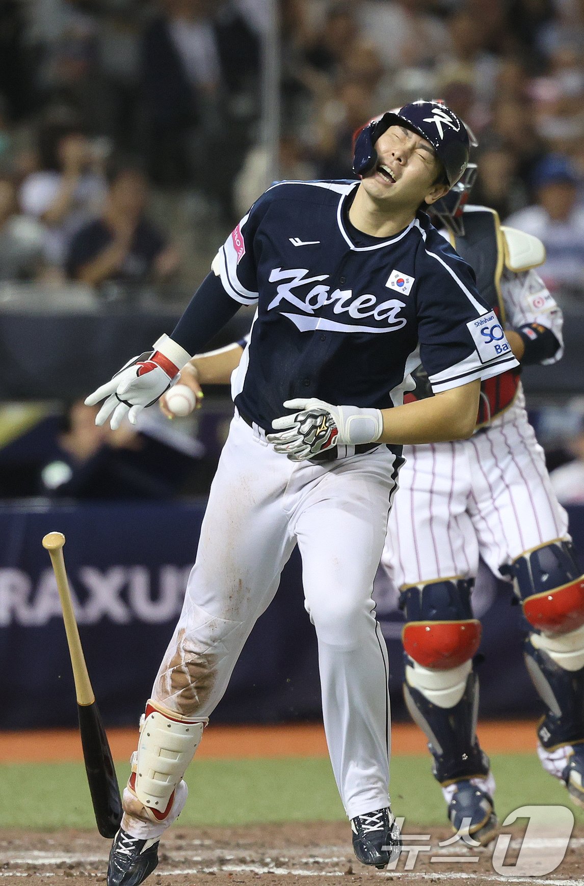 15일&#40;현지시간&#41; 오후 대만 타이베이시 타이베이돔에서 열린 2024 WBSC 프리미어12 B조 예선 대한민국과 일본의 경기, 4회초 대한민국 공격 2사 2루 상황에서 홍창기가 스트라이크 낫 아웃되며 득점 기회를 놓치고 있다. 2024.11.15/뉴스1 ⓒ News1 장수영 기자