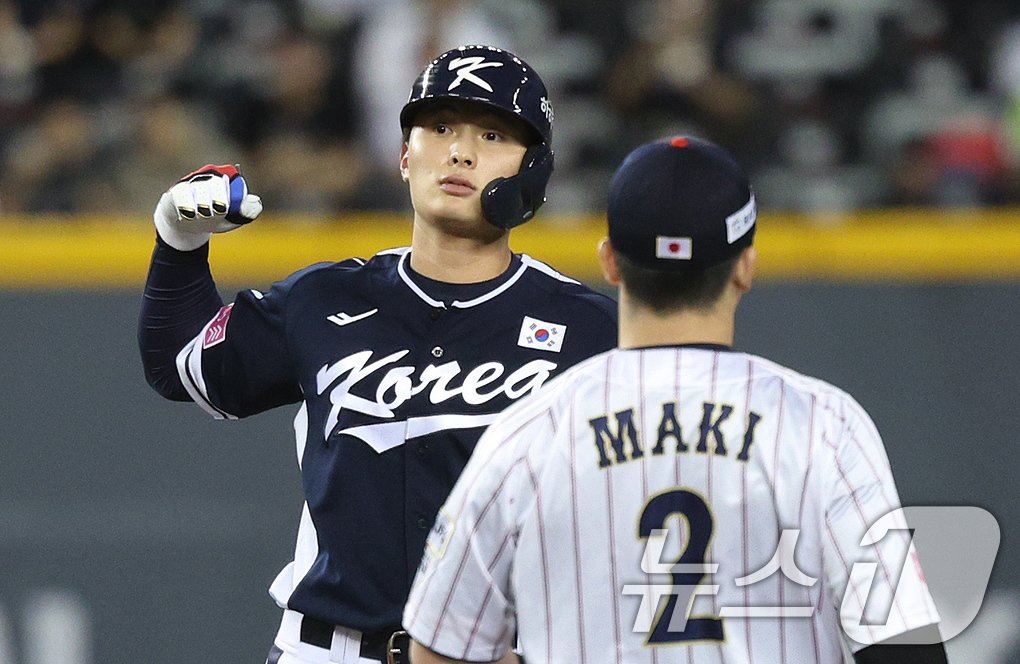 15일&#40;현지시간&#41; 오후 대만 타이베이시 타이베이돔에서 열린 2024 WBSC 프리미어12 B조 예선 대한민국과 일본의 경기, 5회초 대한민국 공격 2사 3루 상황에서 윤동희가 역전 1타점 2루타를 친 뒤 세리머니 하고 있다. 2024.11.15/뉴스1 ⓒ News1 장수영 기자