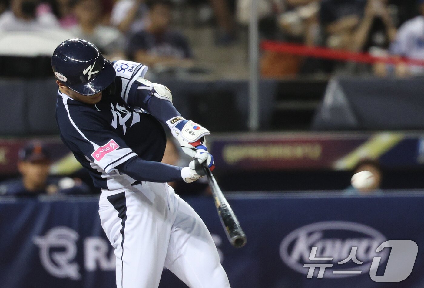 본문 이미지 - 15일&#40;현지시간&#41; 오후 대만 타이베이시 타이베이돔에서 열린 2024 WBSC 프리미어12 B조 예선 대한민국과 일본의 경기, 5회초 대한민국 공격 2사 3루 상황에서 윤동희가 역전 1타점 2루타를 치고 있다. 2024.11.15/뉴스1 ⓒ News1 장수영 기자