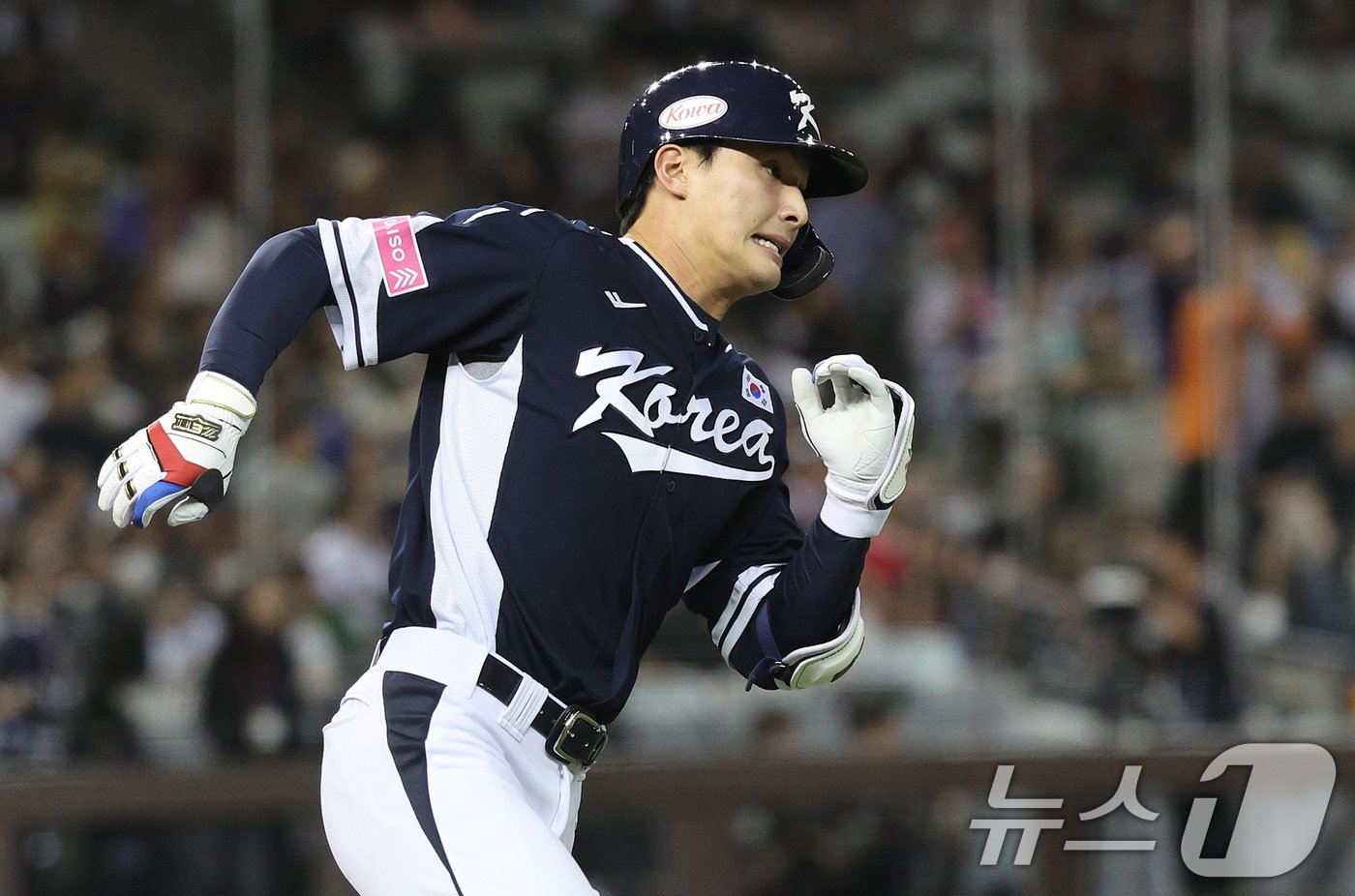 본문 이미지 - 15일&#40;현지시간&#41; 오후 대만 타이베이시 타이베이돔에서 열린 2024 WBSC 프리미어12 B조 예선 대한민국과 일본의 경기, 5회초 대한민국 공격 2사 3루 상황에서 윤동희가 역전 1타점 2루타를 치며 출루하고 있다. 2024.11.15/뉴스1 ⓒ News1 장수영 기자