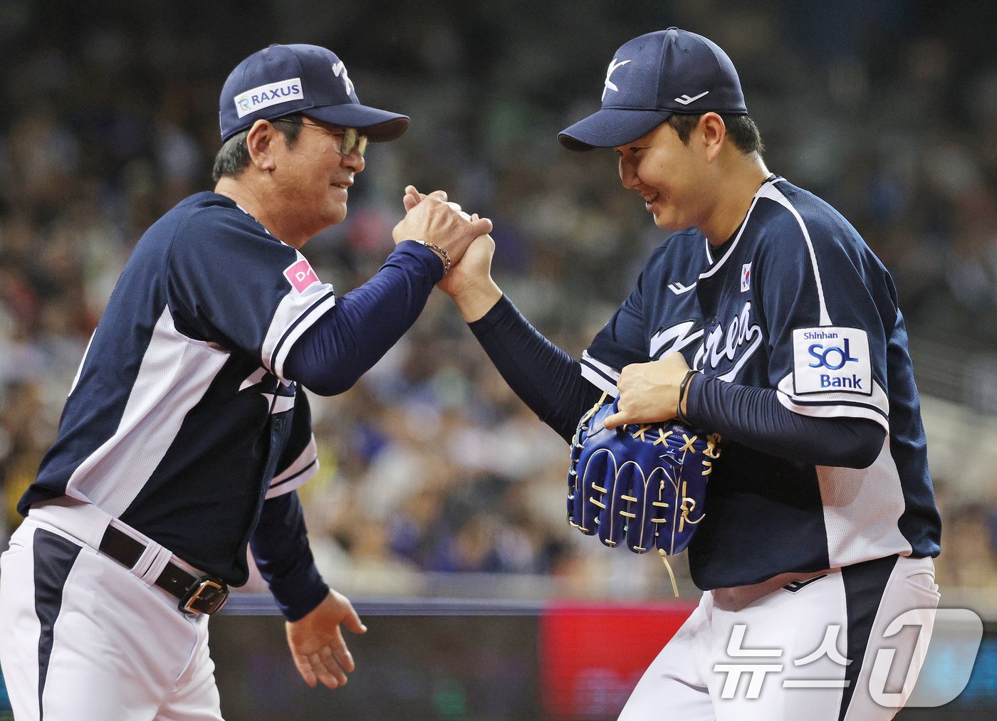 15일&#40;현지시간&#41; 오후 대만 타이베이시 타이베이돔에서 열린 2024 WBSC 프리미어12 B조 예선 대한민국과 일본의 경기, 5회말 일본공격 1사 상황에서 대한민국 류중일 감독이 투수 교체로 내려온 유영찬의 손을 잡아주며 격려하고 있다. 2024.11.15/뉴스1 ⓒ News1 장수영 기자