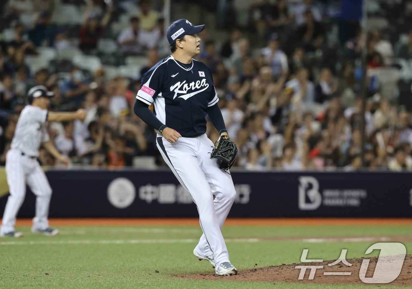 15일&#40;현지시간&#41; 오후 대만 타이베이시 타이베이돔에서 열린 2024 WBSC 프리미어12 B조 예선 대한민국과 일본의 경기, 5회말 일본공격 2사 만루 상황에서 마운드에 오른 이영하가 안타를 허용하며 2실점하고 있다. 2024.11.15/뉴스1 ⓒ News1 장수영 기자