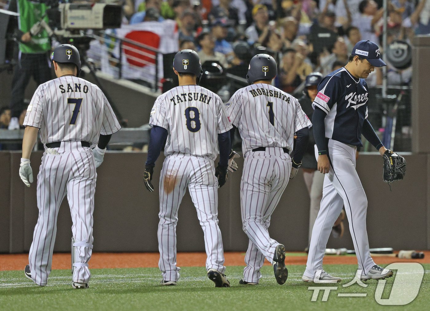본문 이미지 - 15일&#40;현지시간&#41; 오후 대만 타이베이시 타이베이돔에서 열린 2024 WBSC 프리미어12 B조 예선 대한민국과 일본의 경기, 5회말 일본공격 2사 만루 상황에서 마운드에 오른 이영하가 안타를 허용하며 2실점하고 있다. 2024.11.15/뉴스1 ⓒ News1 장수영 기자