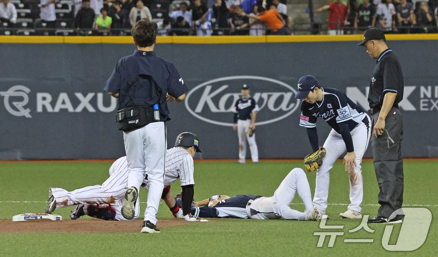 15일&#40;현지시간&#41; 오후 대만 타이베이시 타이베이돔에서 열린 2024 WBSC 프리미어12 B조 예선 대한민국과 일본의 경기, 7회말 일본 공격 2사 상황에서 대한민국 2루사 신민재가 일본 마키의 슬라이딩 태클에 충동해 쓰러져 있다. 2024.11.15/뉴스1 ⓒ News1 장수영 기자