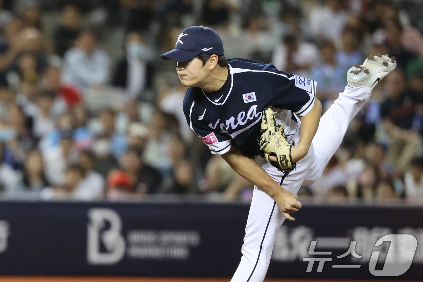 15일&#40;현지시간&#41; 오후 대만 타이베이시 타이베이돔에서 열린 2024 WBSC 프리미어12 B조 예선 대한민국과 일본의 경기, 8회말 대한민국 김택연이 역투하고 있다. 2024.11.15/뉴스1 ⓒ News1 장수영 기자