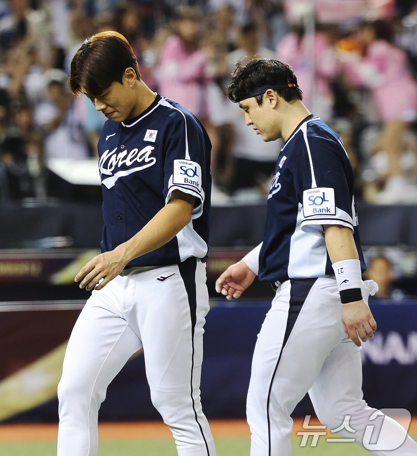 본문 이미지 - 15일&#40;현지시간&#41; 오후 대만 타이베이시 타이베이돔에서 열린 2024 WBSC 프리미어12 B조 예선 대한민국과 일본의 경기에서 3대 6으로 패한 대표팀 선수들이 어두운 표정으로 그라운드를 나서고 있다. 2024.11.15/뉴스1 ⓒ News1 장수영 기자