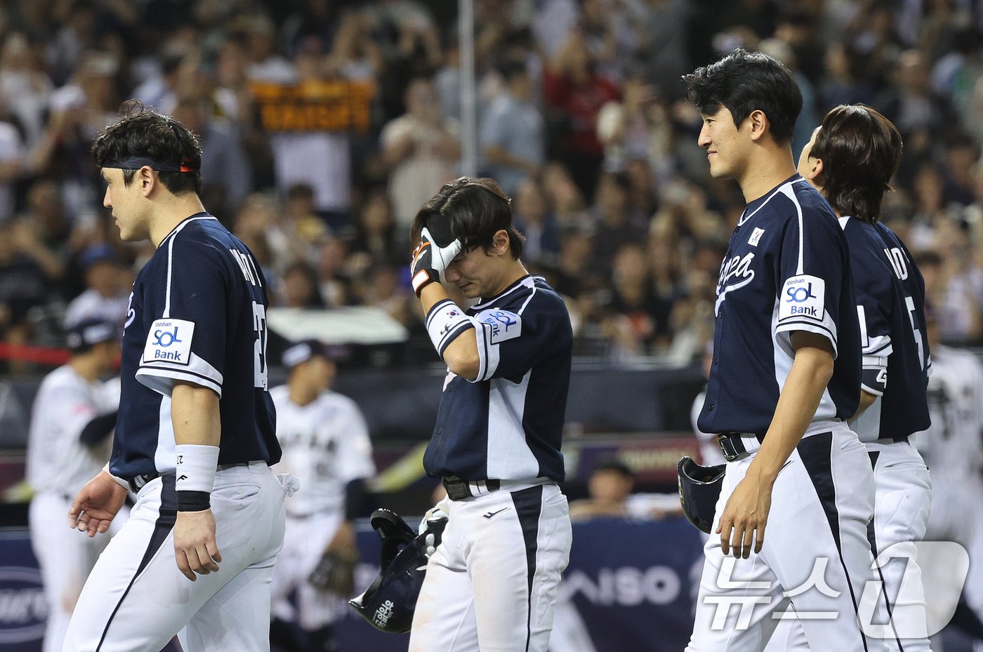 15일&#40;현지시간&#41; 오후 대만 타이베이시 타이베이돔에서 열린 2024 WBSC 프리미어12 B조 예선 대한민국과 일본의 경기에서 3대 6으로 패한 대표팀 선수들이 어두운 표정으로 그라운드를 나서고 있다. 2024.11.15/뉴스1 ⓒ News1 장수영 기자