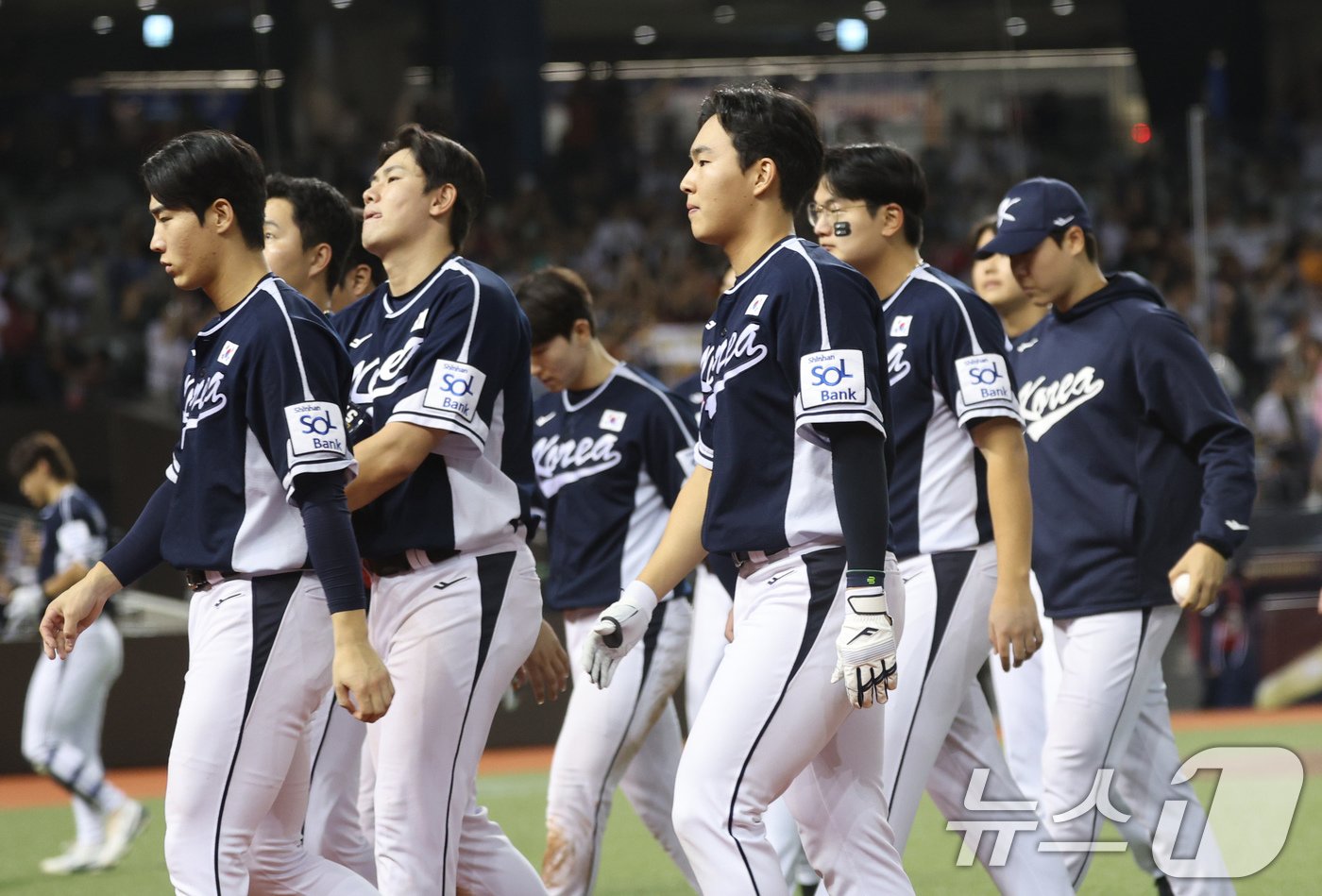 15일&#40;현지시간&#41; 오후 대만 타이베이시 타이베이돔에서 열린 2024 WBSC 프리미어12 B조 예선 대한민국과 일본의 경기에서 3대 6으로 패한 대표팀 선수들이 어두운 표정으로 그라운드를 나서고 있다. 2024.11.15/뉴스1 ⓒ News1 장수영 기자