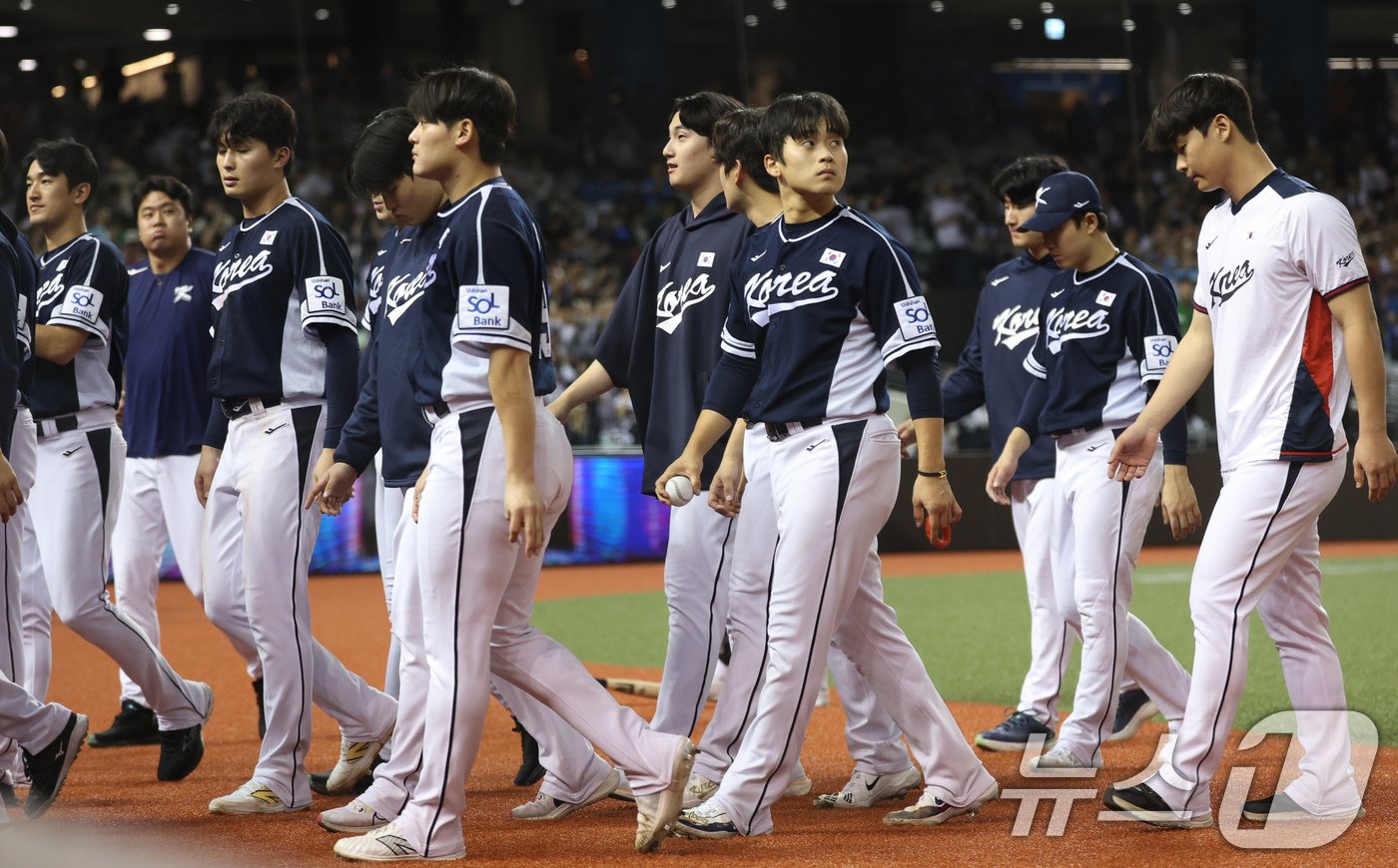 15일&#40;현지시간&#41; 오후 대만 타이베이시 타이베이돔에서 열린 2024 WBSC 프리미어12 B조 예선 대한민국과 일본의 경기에서 3대 6으로 패한 대표팀 선수들이 어두운 표정으로 그라운드를 나서고 있다. 2024.11.15/뉴스1 ⓒ News1 장수영 기자