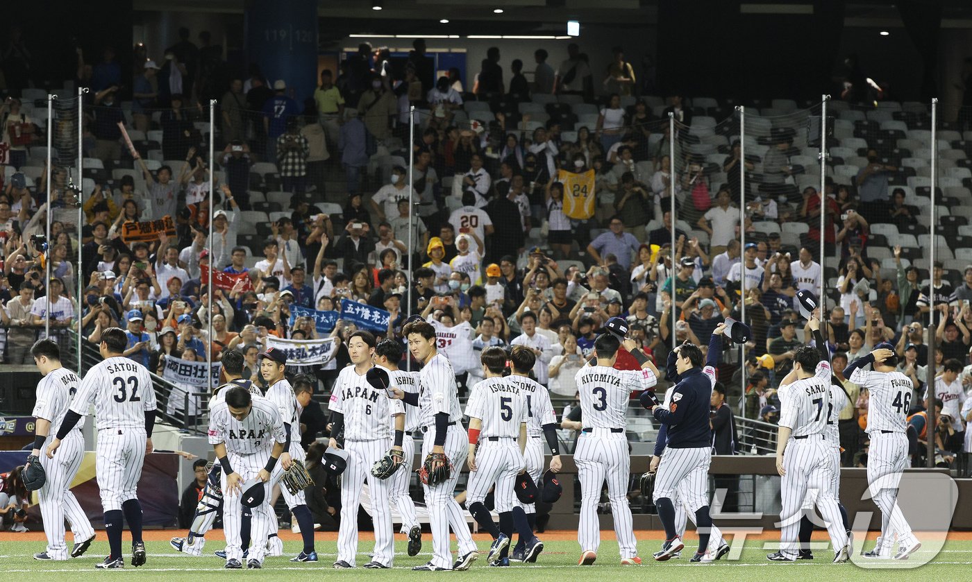 15일&#40;현지시간&#41; 오후 대만 타이베이시 타이베이돔에서 열린 2024 WBSC 프리미어12 B조 예선 대한민국과 일본의 경기에서 6대 3으로 승리한 일본 대표팀 선수들이 팬들을 향해 인사하고 있다. 2024.11.15/뉴스1 ⓒ News1 장수영 기자