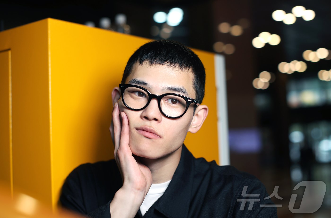 본문 이미지 - ‘정숙한 세일즈’ 배우 김정진이 14일 서울 종로구 뉴스1 사옥에서 열린 인터뷰에 앞서 포즈를 취하고 있다. /뉴스1 ⓒ News1 권현진 기자