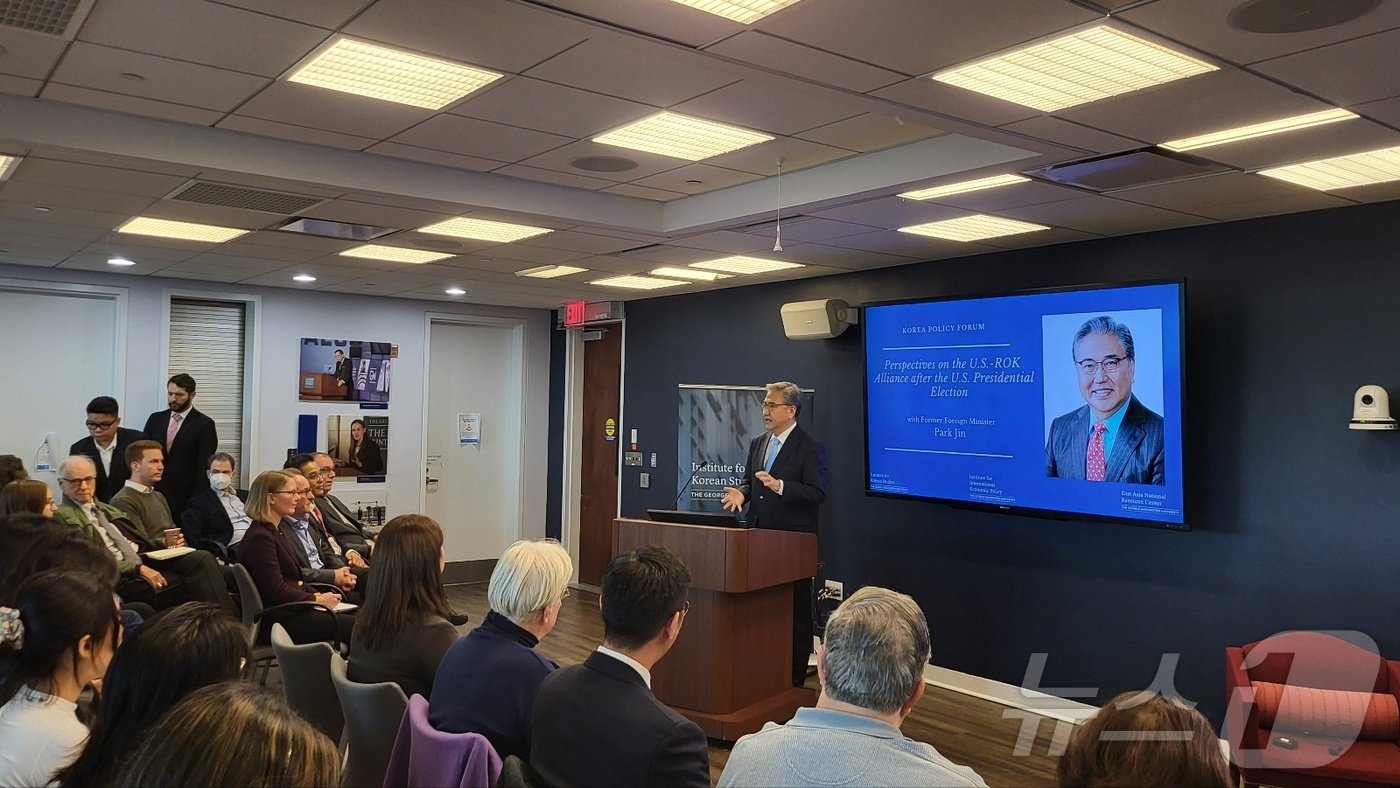 본문 이미지 - 박진 전 외교부 장관이 15일(현지시간) 미국 워싱턴DC 소재 조지워싱턴대에서 '미 대선 이후 한미 동맹'을 주제로 강연하고 있다. 박 전 장관은 이날 "도널드 트럼프 미국 대통령 당선인의 2기 행정부와 관계에서 한국은 도전과 기회가 동시에 있을 것"이라고 말했다.<사진=류정민 특파원>