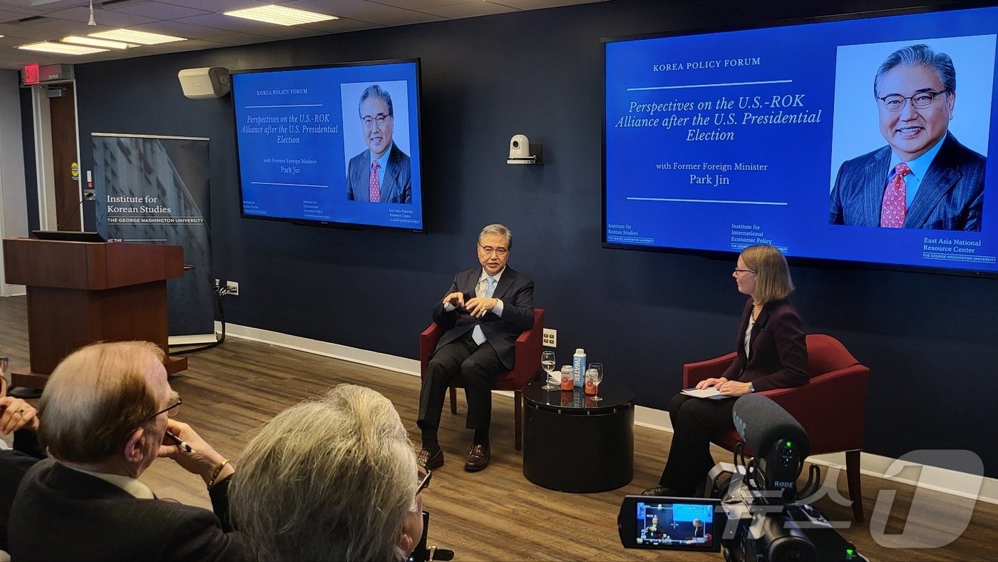 본문 이미지 - 박진 전 외교부 장관이 15일(현지시간) 미국 워싱턴DC 소재 조지워싱턴대에서 '미 대선 이후 한미 동맹'을 주제로 강연한 후 청중의 질의에 답하고 있다.<사진=류정민 특파원>