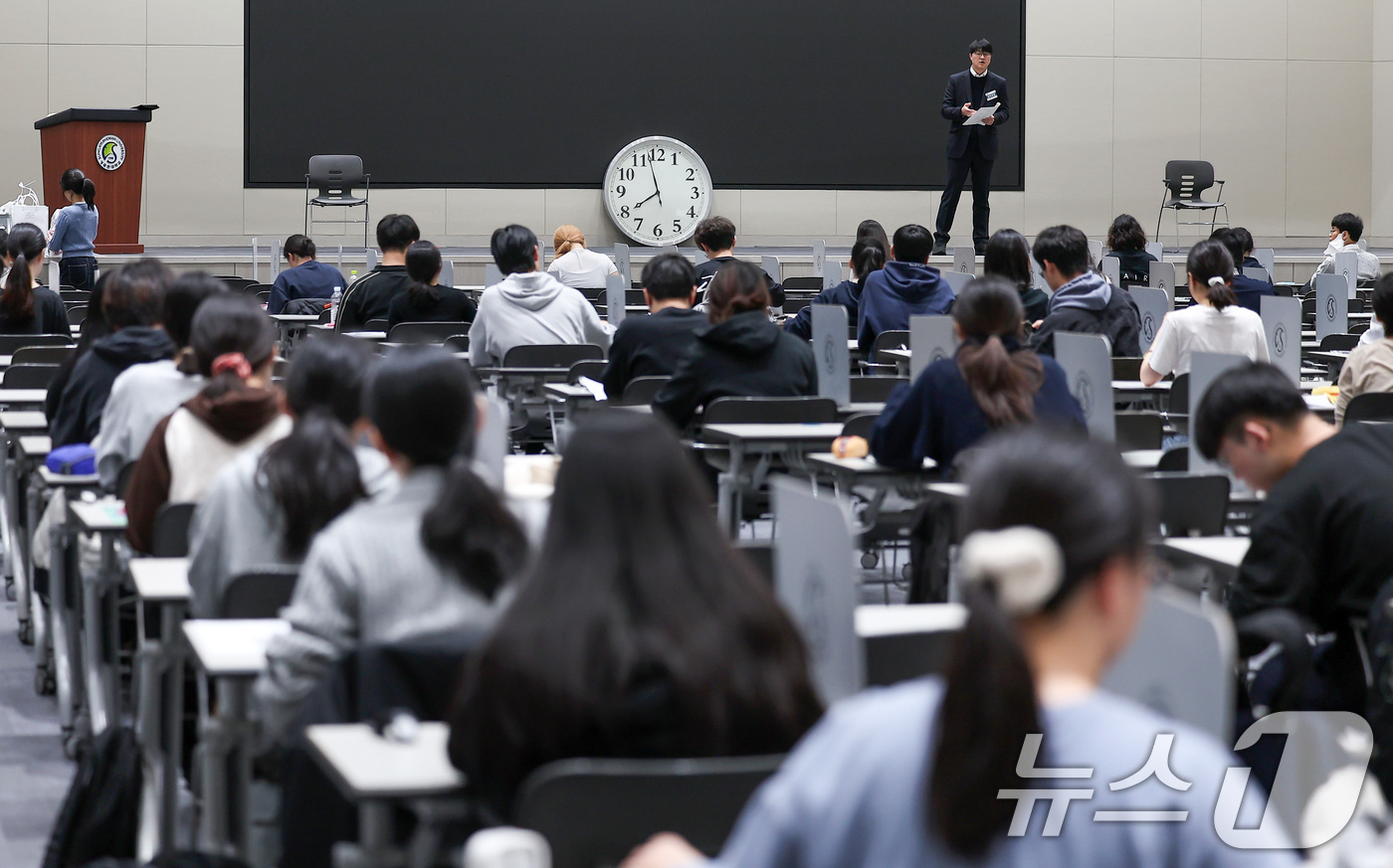 (서울=뉴스1) 김성진 기자 = 16일 서울 종로구 성균관대학교 600주년기념관에서 열린 2025학년도 수시모집 논술시험에서 수험생들이 시험을 준비하고 있다. 2024.11.16/ …