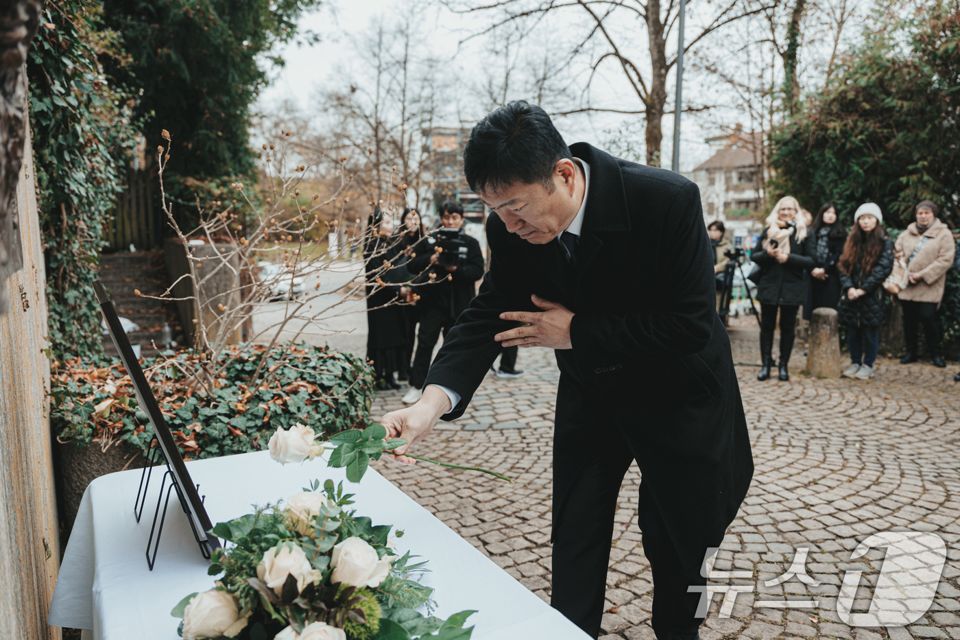 (서울=뉴스1) 김성진 기자 = '압록강은 흐른다'의 저자인 독립유공자 이의경 지사의 유해봉환을 앞둔 15일 오전(현지시간) 이의경 지사 동판 앞에서 열린 유해 전송식에서 오진영 …