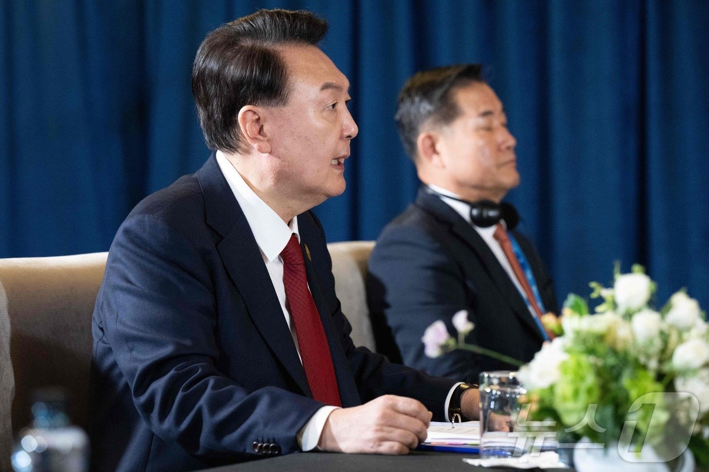 본문 이미지 - 윤석열 대통령이 15일&#40;현지시간&#41; 오후 페루 리마에서 아시아태평양경제협력체&#40;APEC&#41; 정상회의를 계기로 열린 한미일 3국 정상회의에서 발언하고 있다. 회의에는 조 바이든 미국 대통령, 이시바 시게루 일본 총리가 참석했다. 한미일 3국 정상회의는 지난해 8월 캠프 데이비드 한미일 정상회의 이후 1년 3개월 만이다. 2024.11.16/뉴스1 ⓒ AFP=뉴스1 ⓒ News1 정지형 기자