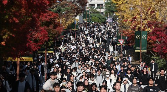 고사장 나서는 수험생들