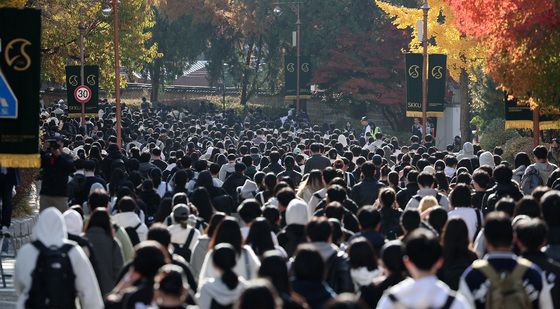 논술고사 마치고 고사장 나서는 수험생들