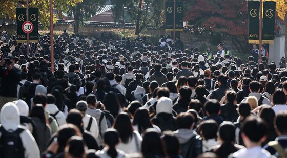 논술고사 마치고 고사장 나서는 수험생들