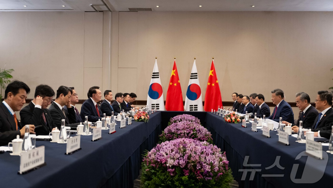 (서울=뉴스1) 송원영 기자 = 윤석열 대통령이 15일(현지시간) 페루 리마의 한 호텔에서 시진핑 중국 국가 주석과 한중 정상회담을 하고 있다. (대통령실 제공) 2024.11.1 …