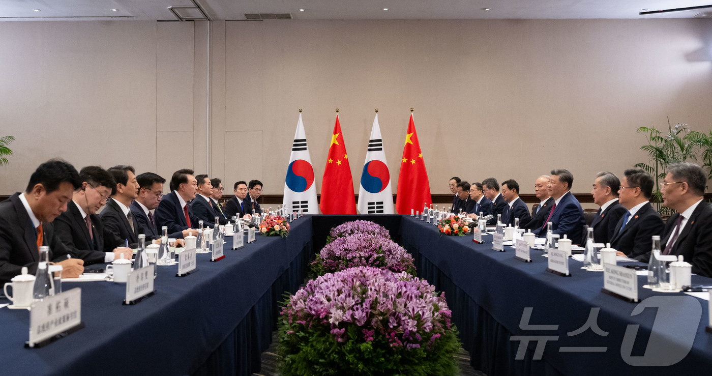 (서울=뉴스1) 송원영 기자 = 윤석열 대통령이 15일(현지시간) 페루 리마의 한 호텔에서 시진핑 중국 국가 주석과 한중 정상회담을 하고 있다. (대통령실 제공) 2024.11.1 …