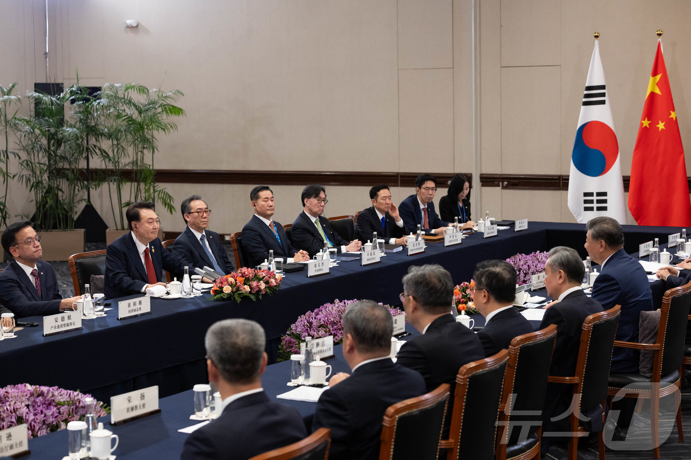 (서울=뉴스1) 송원영 기자 = 윤석열 대통령이 15일(현지시간) 페루 리마의 한 호텔에서 시진핑 중국 국가 주석과 한중 정상회담을 하고 있다. (대통령실 제공) 2024.11.1 …