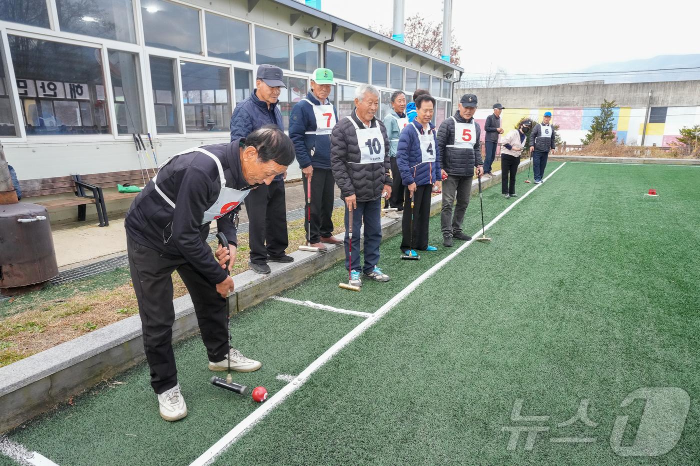 (양구=뉴스1) 이종재 기자 = 제19회 양구군수기 게이트볼대회가 16일 양구 해안면게이트볼장에서 서흥원 양구군수, 정창수 군의장 및 군의원, 김왕규 도의원, 윤종호 양구군체육회장 …