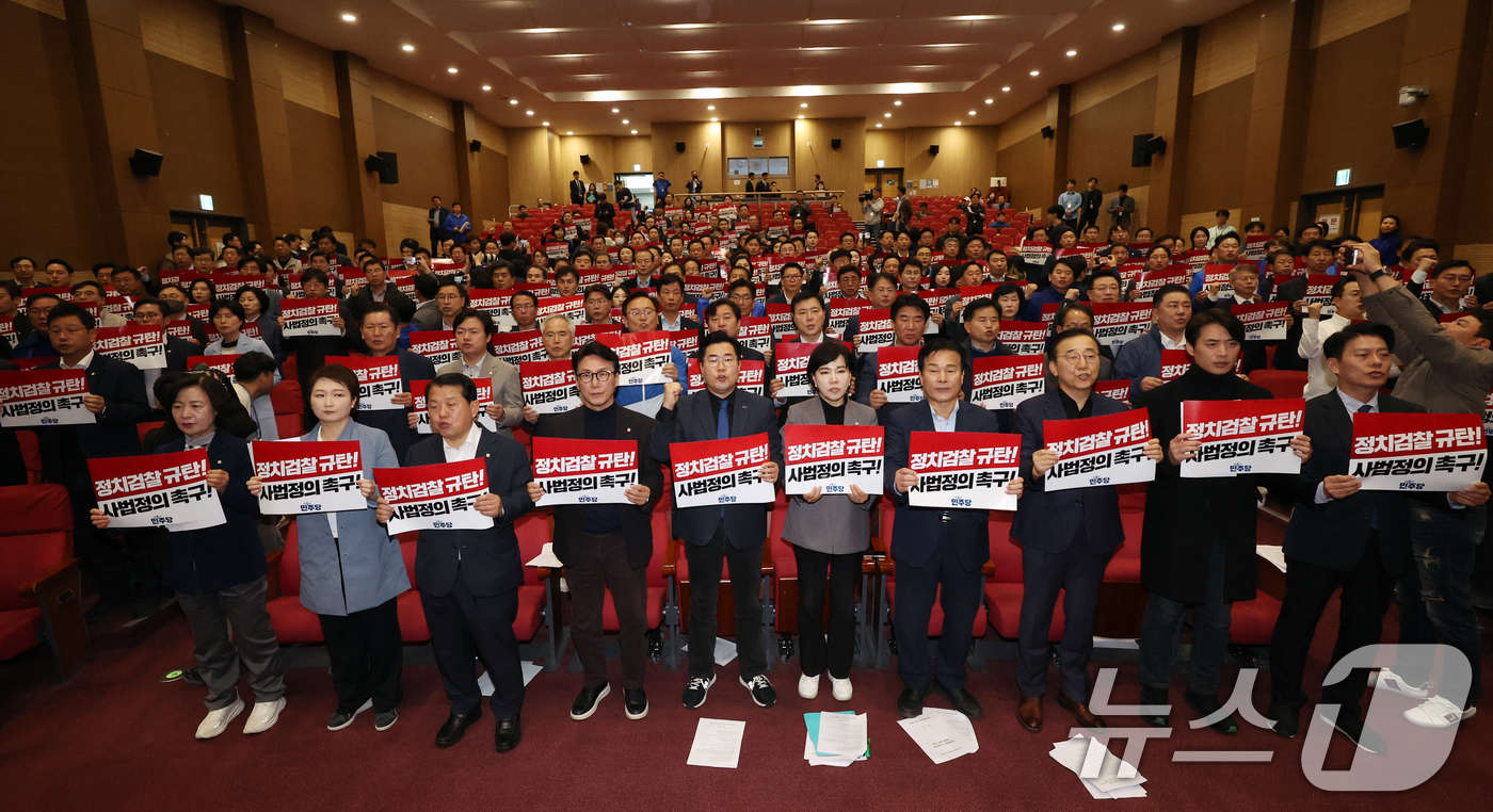 (서울=뉴스1) 김명섭 기자 = 16일 서울 여의도 국회 의원회관에서 열린 더불어민주당 전국 지역위원장-국회의원 비상 연석회의에서 박찬대 원내대표 등 참석자들이 구호를 외치고 있다 …