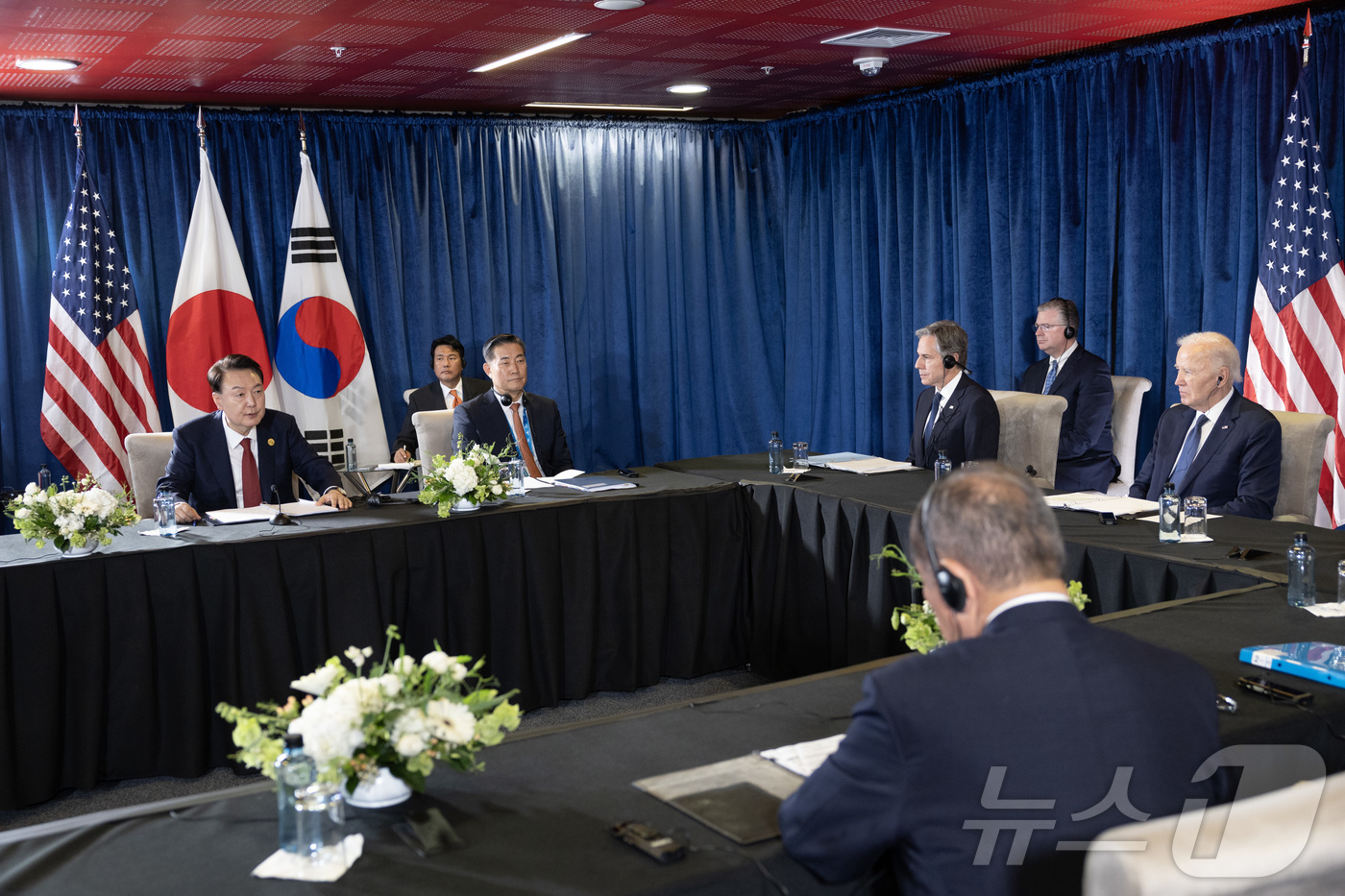 (서울=뉴스1) 송원영 기자 = 아시아태평양경제협력체(APEC) 정상회의 참석차 페루를 방문 중인 윤석열 대통령이 15일(현지시간) 리마 컨벤션센터에서 조 바이든 미국 대통령, 이 …