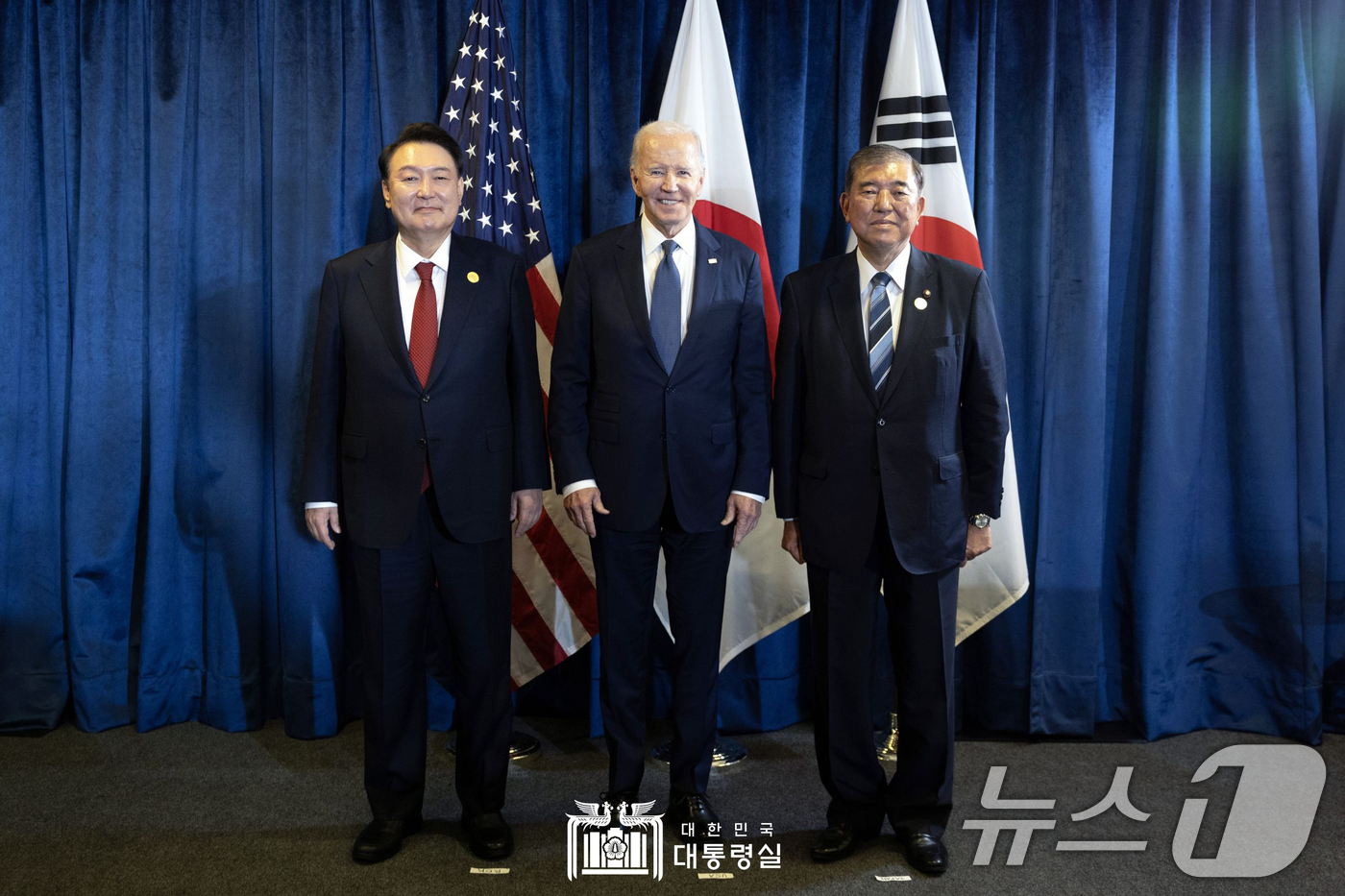 (서울=뉴스1) 송원영 기자 = 아시아태평양경제협력체(APEC) 정상회의 참석차 페루를 방문 중인 윤석열 대통령이 15일(현지시간) 리마 컨벤션센터에서 한미일 정상회의 전 조 바이 …