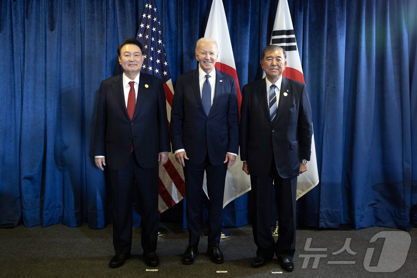 아시아태평양경제협력체&#40;APEC&#41; 정상회의 참석차 페루를 방문 중인 윤석열 대통령이 15일&#40;현지시간&#41; 리마 컨벤션센터에서 한미일 정상회의 전 조 바이든 미국 대통령, 이시바 시게루 일본 총리와 기념촬영을 하고 있다. &#40;대통령실 홈페이지&#41; 2024.11.16/뉴스1 ⓒ News1 송원영 기자