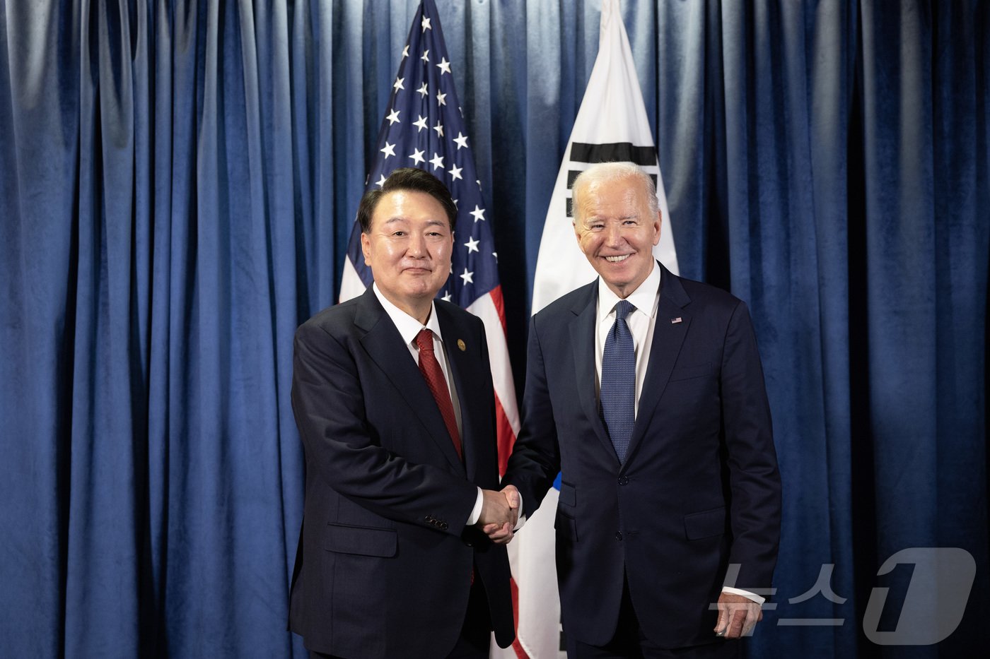 본문 이미지 - 윤석열 대통령이 15일&#40;현지시간&#41; 페루 리마 컨벤션센터에서 열린 한미 정상회담에서 조 바이든 미국 대통령과 기념촬영을 하고 있다. &#40;대통령실 제공&#41; 2024.11.16/뉴스1 ⓒ News1 송원영 기자