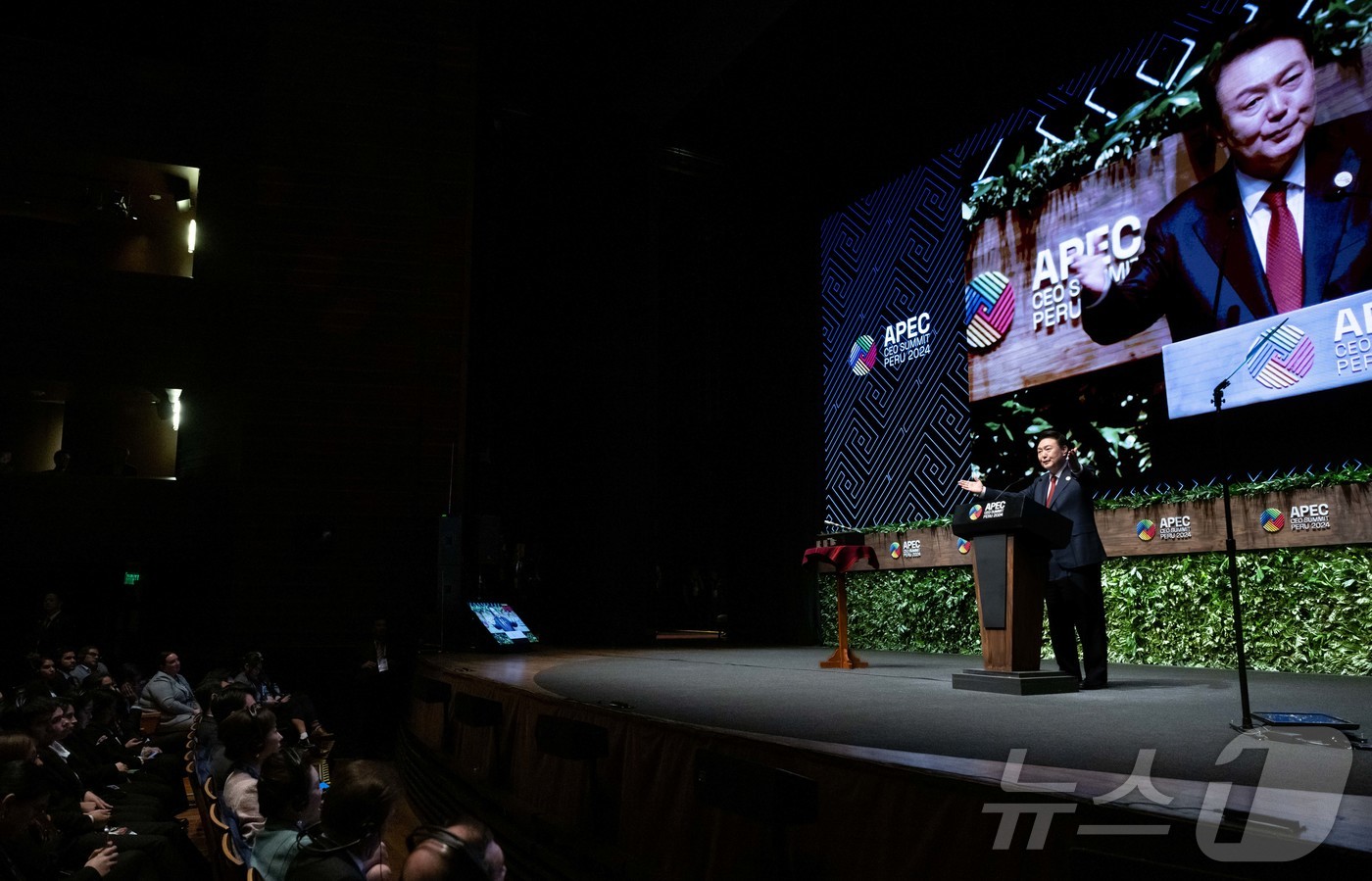 (서울=뉴스1) 송원영 기자 = 윤석열 대통령이 15일(현지시간) 페루 리마 국립대극장에서 열린 아시아태평양경제협력체(APEC) CEO 서밋에서 기조연설을 하고 있다. (대통령실 …