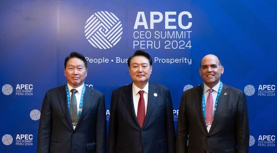 윤석열 대통령, 경주 APEC CEO 서밋 의장 맡는 최태원 회장과 함께