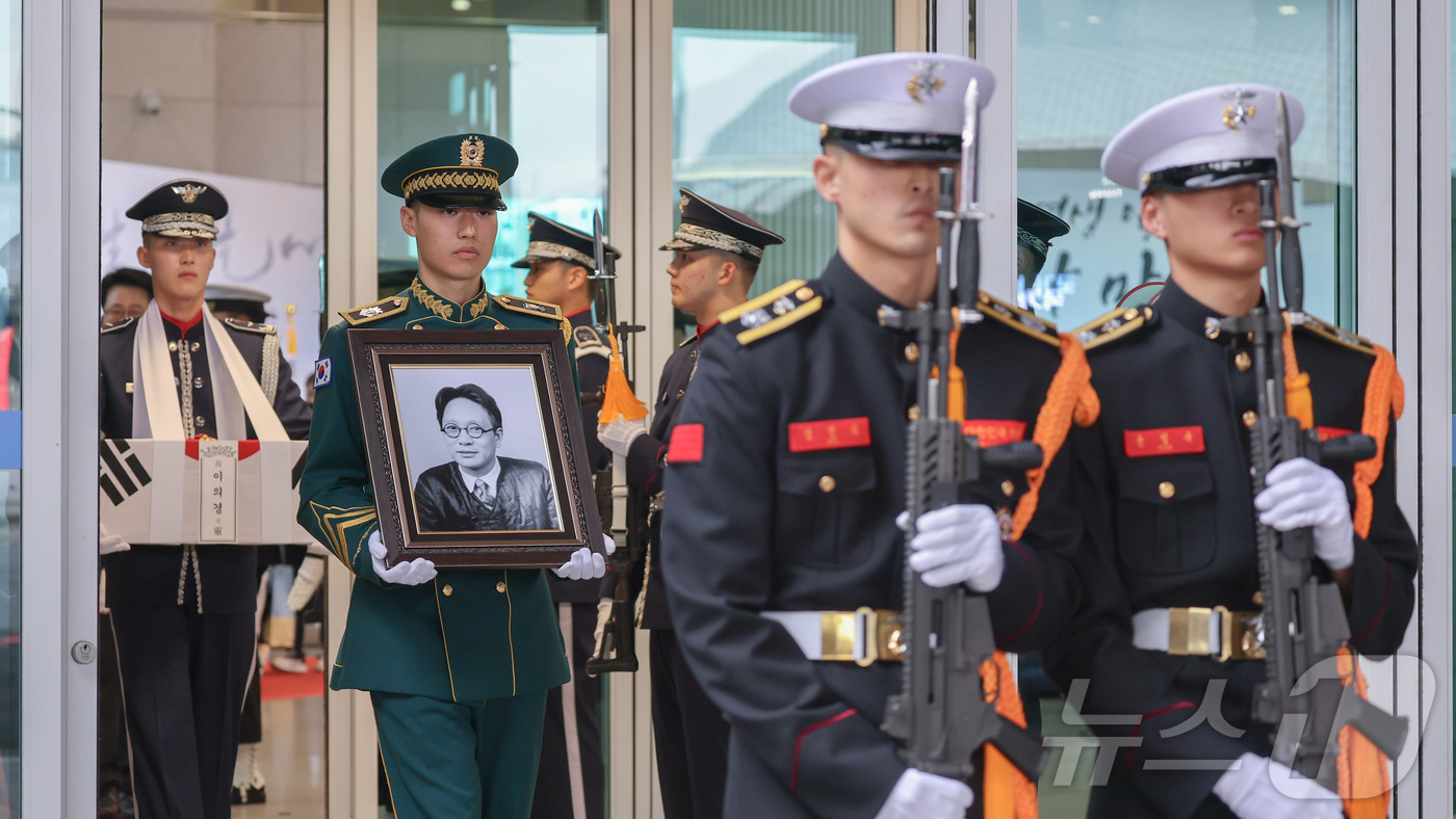 (서울=뉴스1) = 16일 오후 인천국제공항 제1터미널에서 열린 독립유공자 이의경 애국지사 유해봉환식에서 국방부 의장병들이 영현운구을 하고 있다. (국가보훈부 제공) 2024.11 …