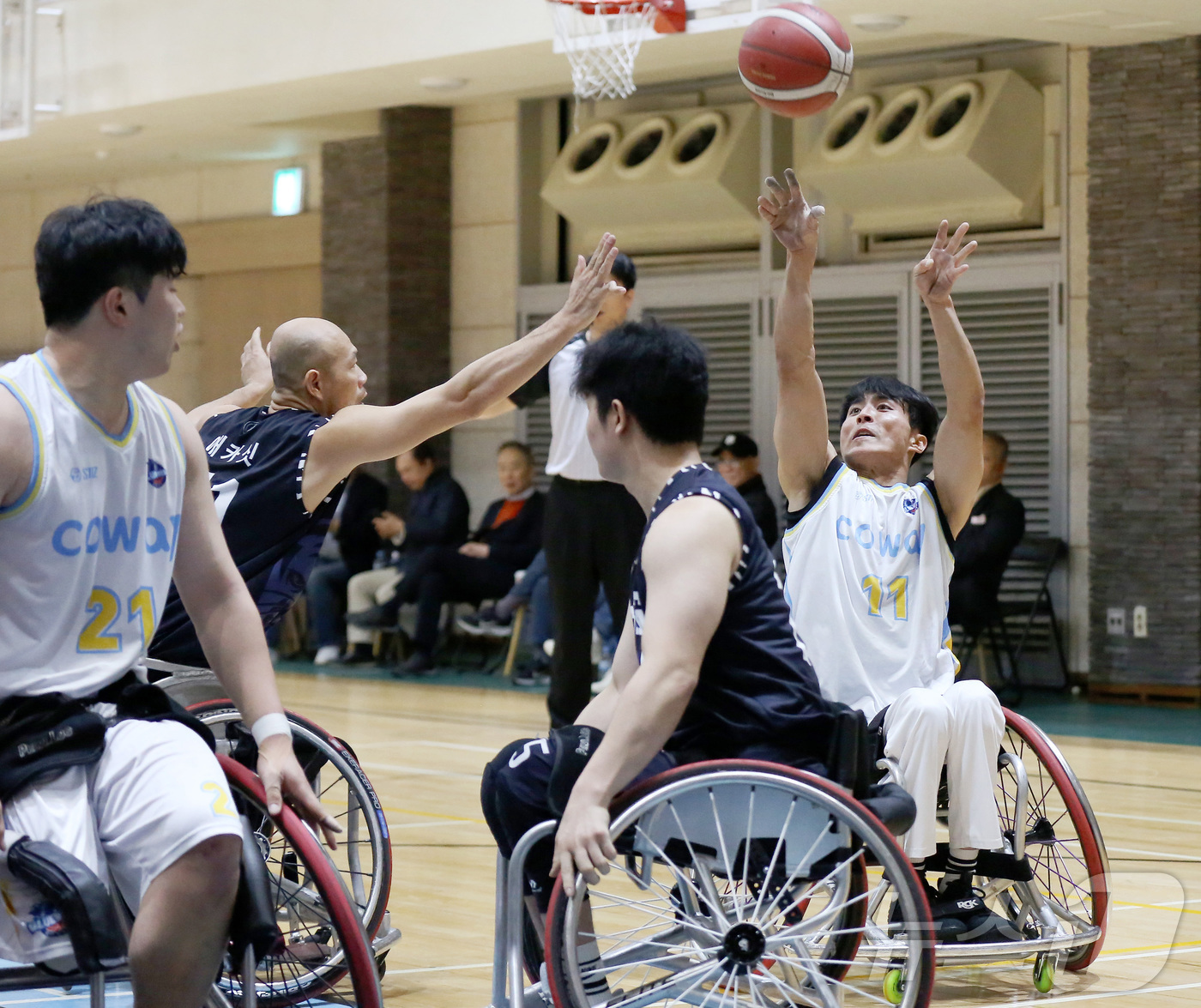 (서울=뉴스1) = 16일 오후 고양 재활스포츠센터에서 열린 '2024 KWBL 휠체어농구리그' 플레이오프 2차전 춘천타이거즈와 코웨이블루휠스 경기에서 코웨이 곽준성이 슛을 쏘고 …