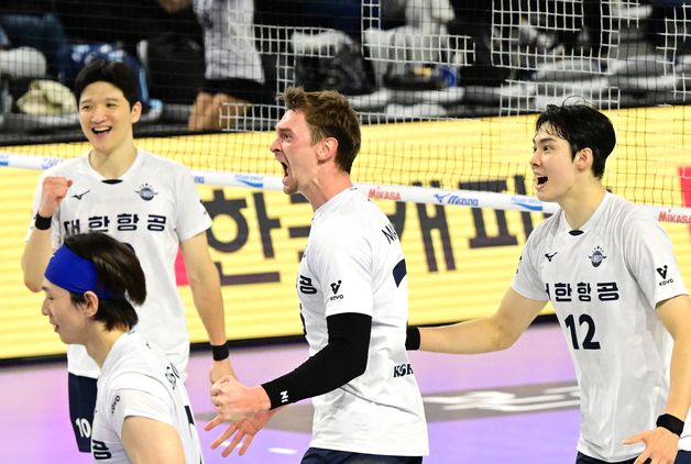 '막심+정지석 46점 합작' 대한항공, 우리카드 3-1 누르고 2연승