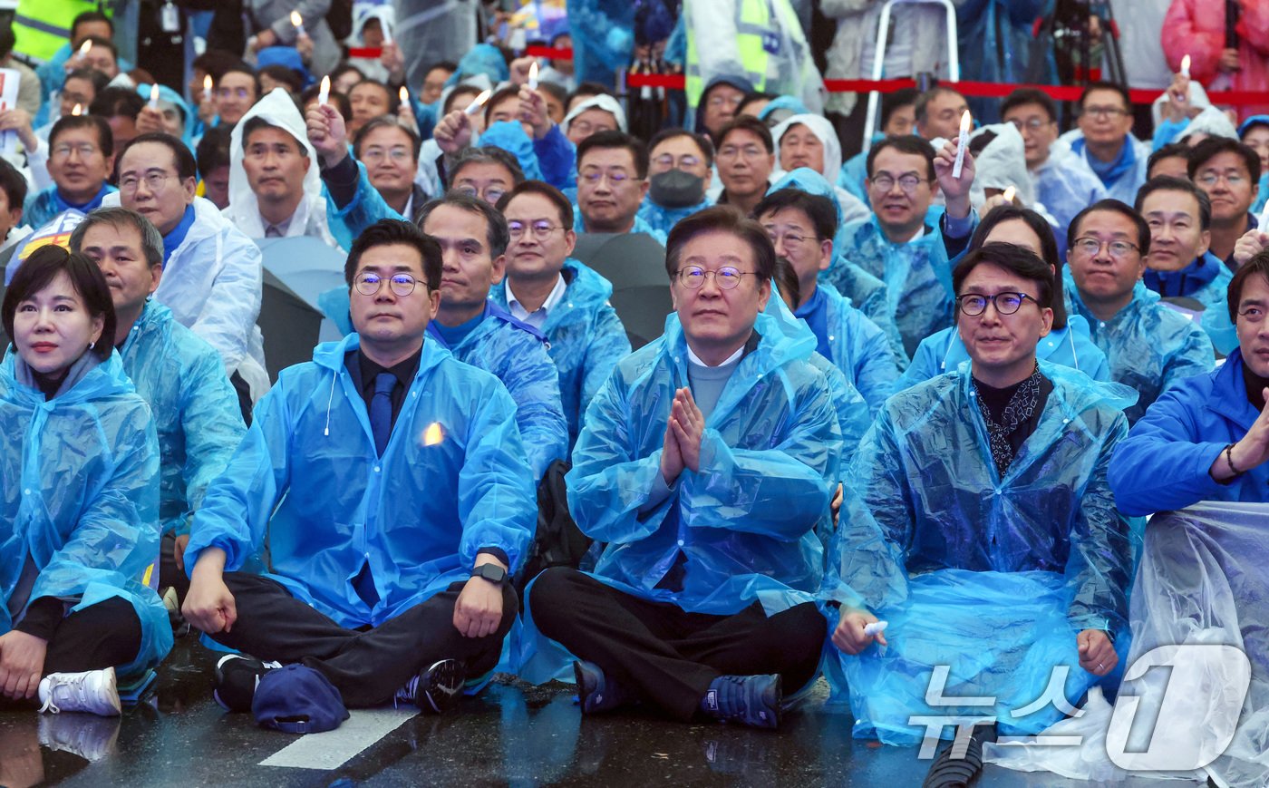 이재명 더불어민주당 대표와 박찬대 원내대표를 비롯한 참석자들이 16일 서울 광화문광장 앞 도로에서 열린 &#39;김건희·윤석열 국정농단 규탄·특검 촉구 제3차 국민행동의 날 및 시민사회 연대 집회&#39;에서 참석해 자리하고 있다. 2024.11.16/뉴스1 ⓒ News1 김명섭 기자