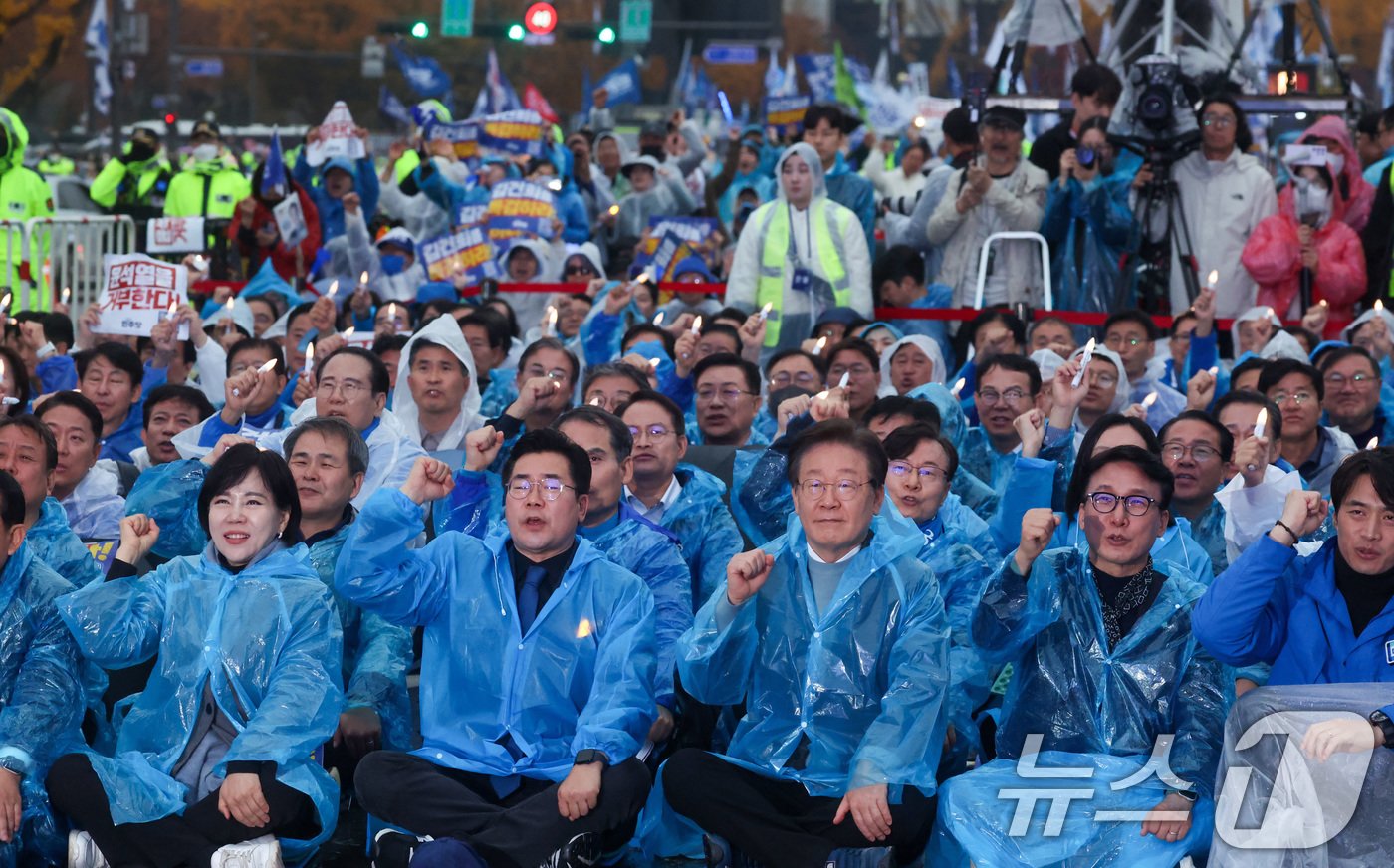 이재명 더불어민주당 대표와 박찬대 원내대표를 비롯한 참석자들이 16일 서울 광화문광장 앞 도로에서 열린 &#39;김건희·윤석열 국정농단 규탄·특검 촉구 제3차 국민행동의 날 및 시민사회 연대 집회&#39;에서 구호를 외치고 있다. 2024.11.16/뉴스1 ⓒ News1 김명섭 기자