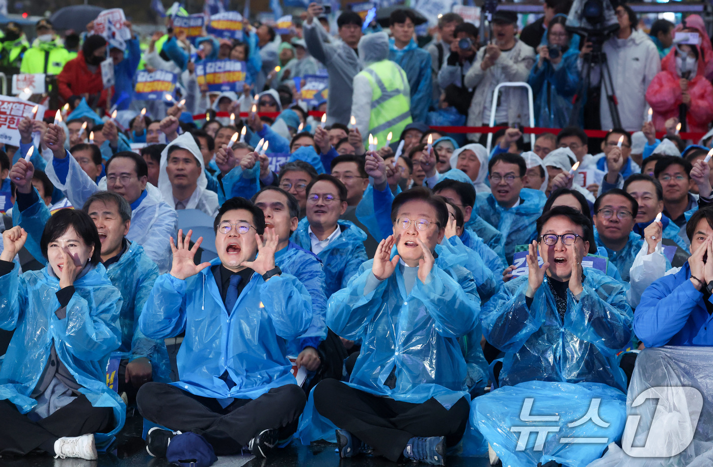 (서울=뉴스1) 김명섭 기자 = 이재명 더불어민주당 대표와 박찬대 원내대표를 비롯한 참석자들이 16일 서울 광화문광장 앞 도로에서 열린 '김건희·윤석열 국정농단 규탄·특검 촉구 제 …