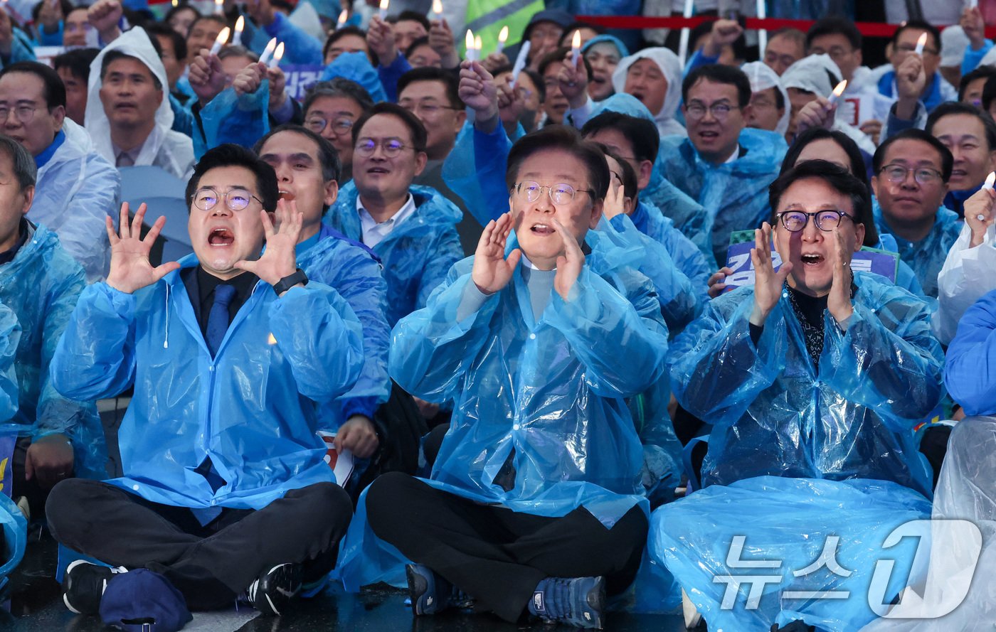 이재명 더불어민주당 대표와 박찬대 원내대표를 비롯한 참석자들이 16일 서울 광화문광장 앞 도로에서 열린 &#39;김건희·윤석열 국정농단 규탄·특검 촉구 제3차 국민행동의 날 및 시민사회 연대 집회&#39;에서 구호를 외치고 있다. 2024.11.16/뉴스1 ⓒ News1 김명섭 기자