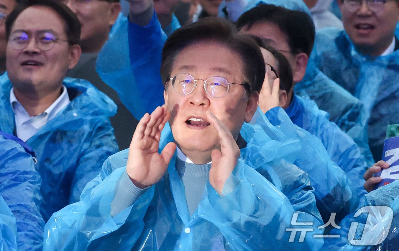 본문 이미지 - 이재명 더불어민주당 대표가 16일 서울 광화문광장 앞 도로에서 열린 '김건희·윤석열 국정농단 규탄·특검 촉구 제3차 국민행동의 날 및 시민사회 연대 집회'에서 구호를 외치고 있다. 2024.11.16/뉴스1 ⓒ News1 김명섭 기자