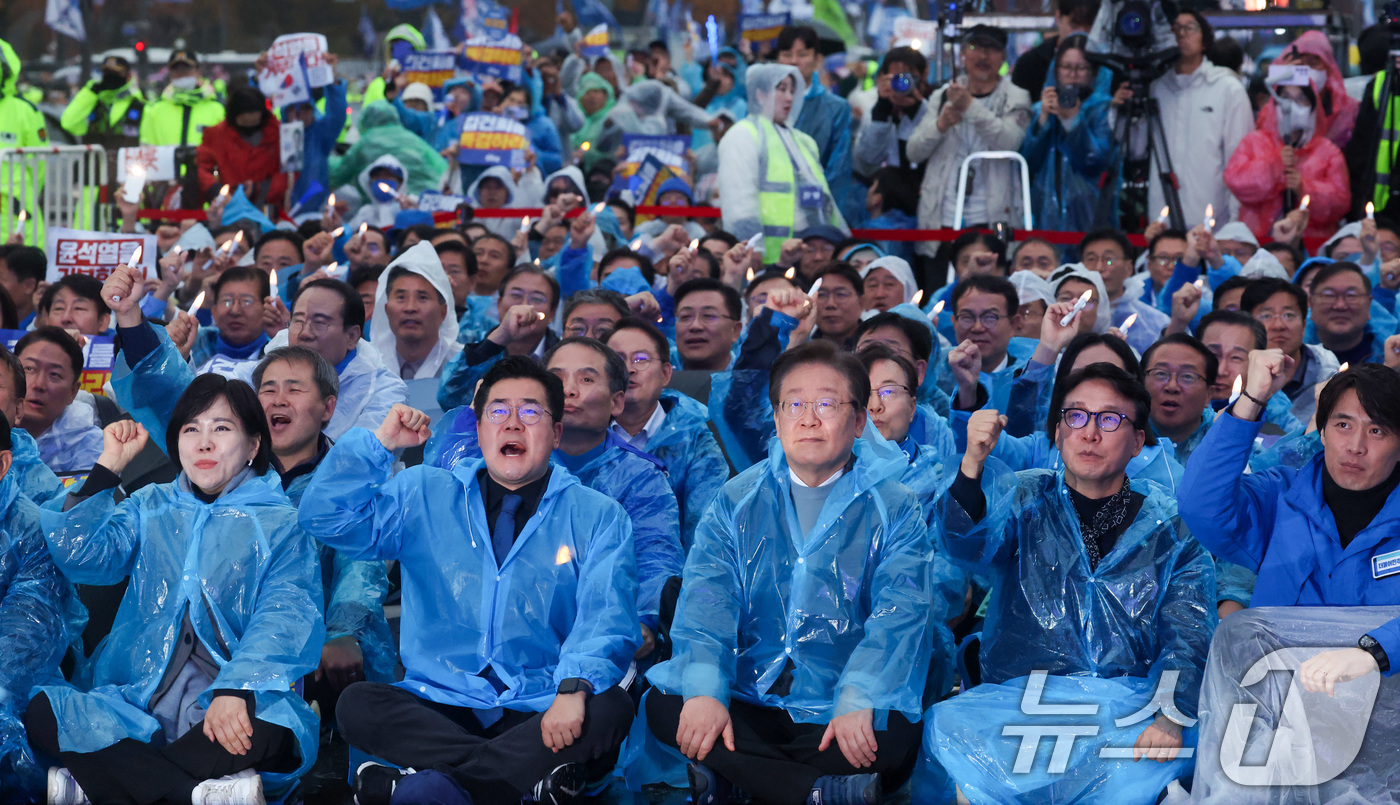 (서울=뉴스1) 김명섭 기자 = 이재명 더불어민주당 대표와 박찬대 원내대표를 비롯한 참석자들이 16일 서울 광화문광장 앞 도로에서 열린 '김건희·윤석열 국정농단 규탄·특검 촉구 제 …