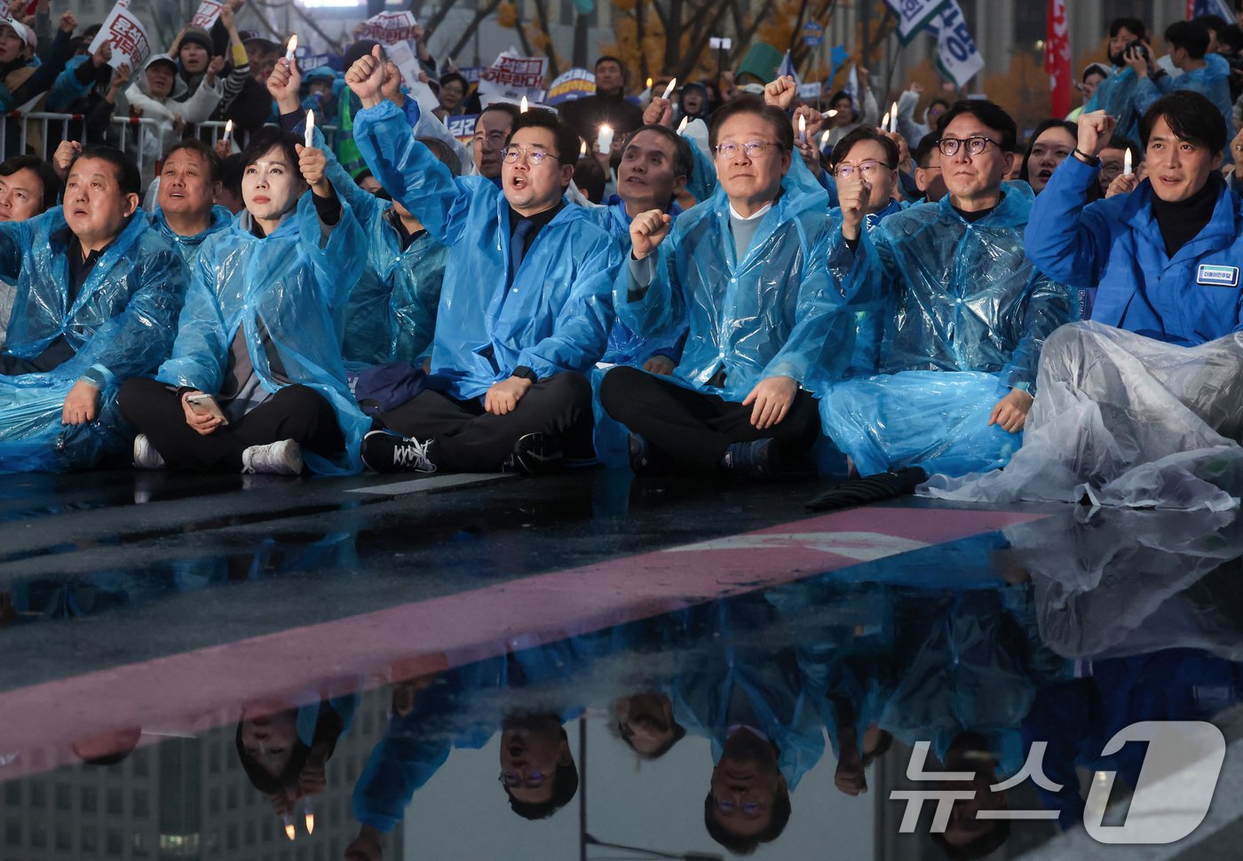 이재명 더불어민주당 대표와 박찬대 원내대표를 비롯한 참석자들이 16일 서울 광화문광장 앞 도로에서 열린 &#39;김건희·윤석열 국정농단 규탄·특검 촉구 제3차 국민행동의 날 및 시민사회 연대 집회&#39;에서 구호를 외치고 있다. 2024.11.16/뉴스1 ⓒ News1 김명섭 기자